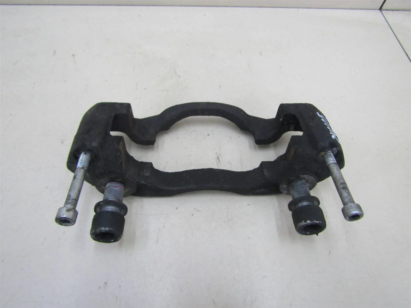 Скоба суппорта переднего Fiat Ducato 244 (+ЕЛАБУГА) 2002-2006  [77364458 ]  в Вологде