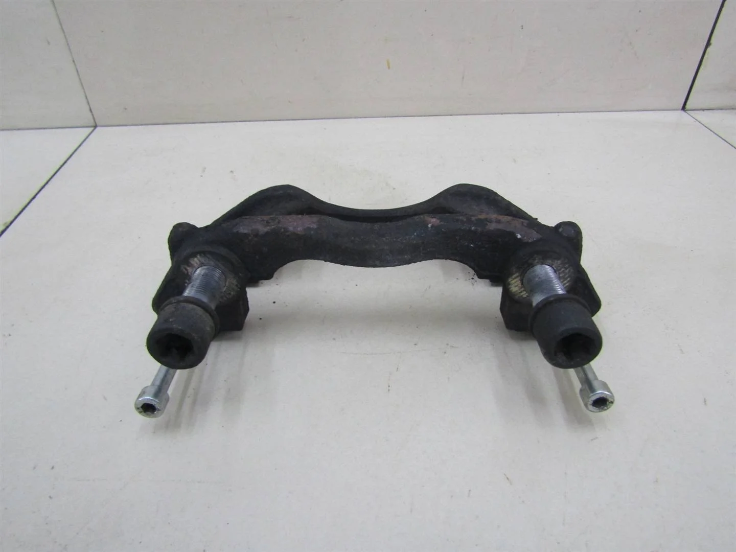 Скоба суппорта переднего Fiat Ducato 244 (+ЕЛАБУГА) 2002-2006  [77364458 ]  в Вологде