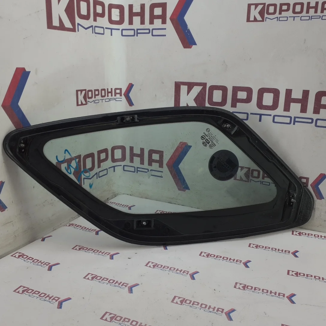 Стекло в заднее крыло заднее левое Б/У дефект пластика