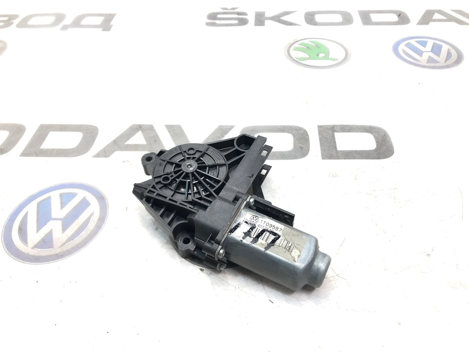 Мотор стеклоподъемника Skoda Octavia 2010 1T0959702R A5 (1Z) 1.4 CAXA, передний правый