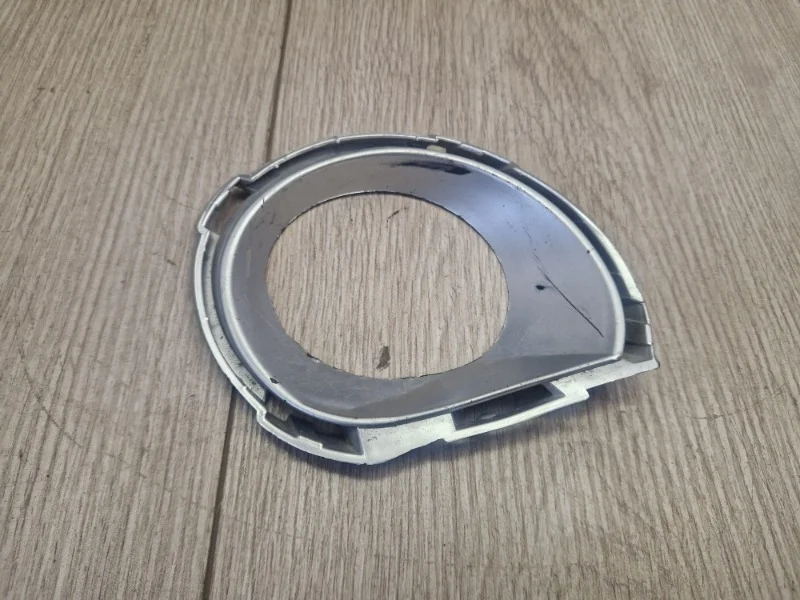 Рамка противотуманной фары VW Touareg 1 2007-2010 7L