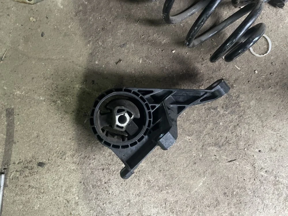 опора двигателя акпп передняя opel astra J chevrolet cruze