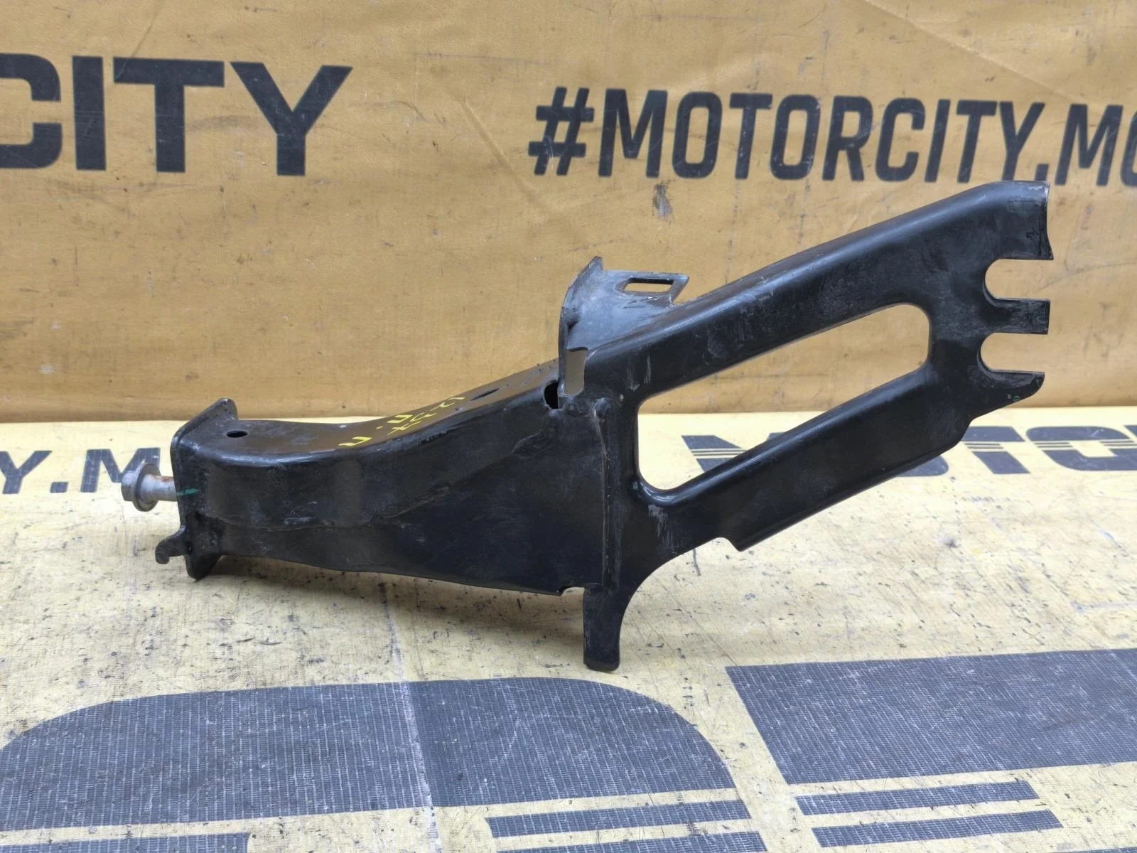 Кронштейн усилителя бампера VOLVO XC60 2013