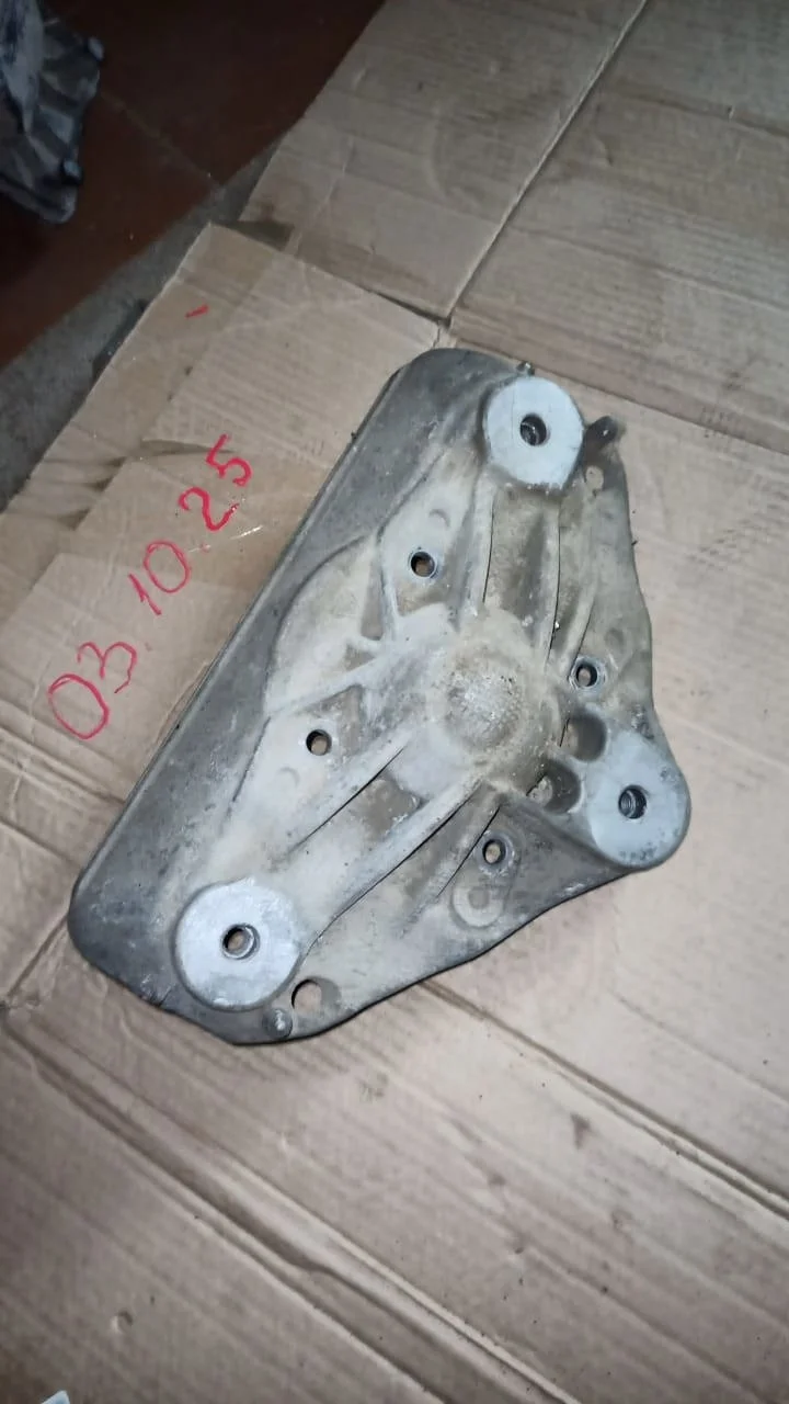 Кронштейн амортизатора Audi Q7 4L рестайлинг (2009—2015)