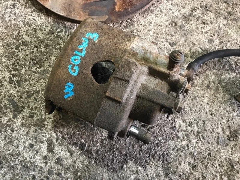 Суппорт Volkswagen Golf 191407256C 3, передний правый