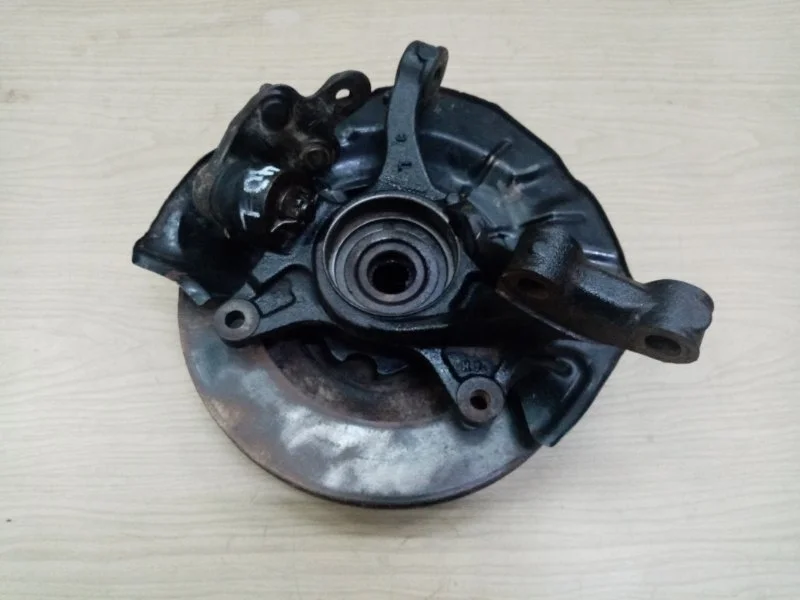 Поворотный кулак передний левый Toyota Camry XV40