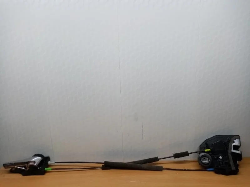 Замок двери задний левый Toyota Camry XV50/55