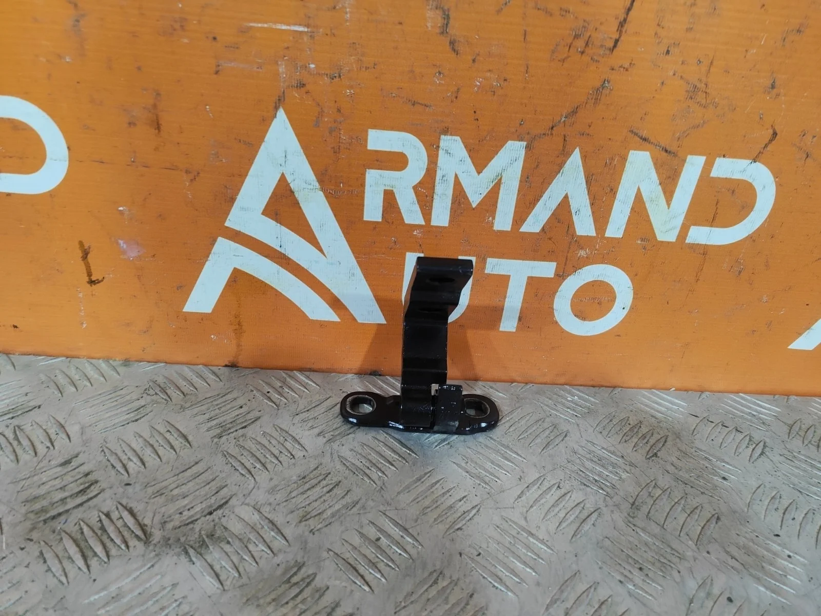 Петля двери нижняя Volvo XC60 2017-нв