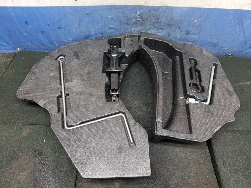 Ящик с инструментами Toyota Camry 2015 6477233111 ASV50 2.5 2AR-FE