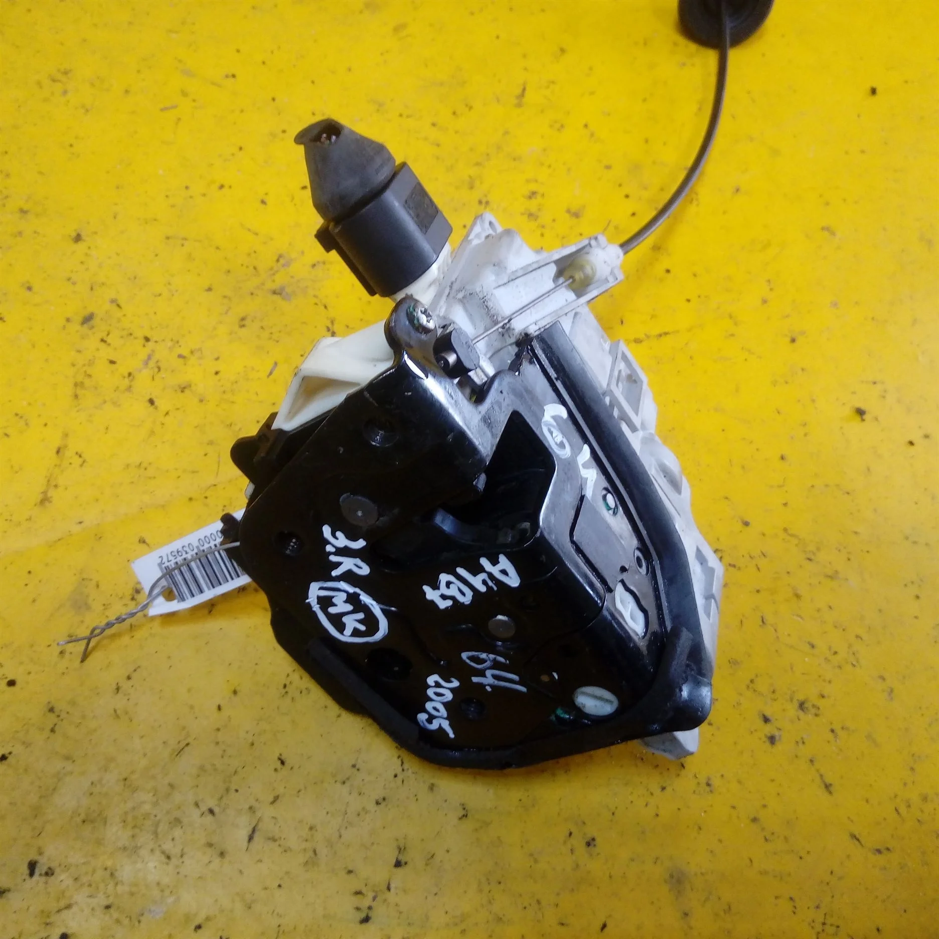 Замок двери передний правый Audi A4 B7 (арт. 13222)