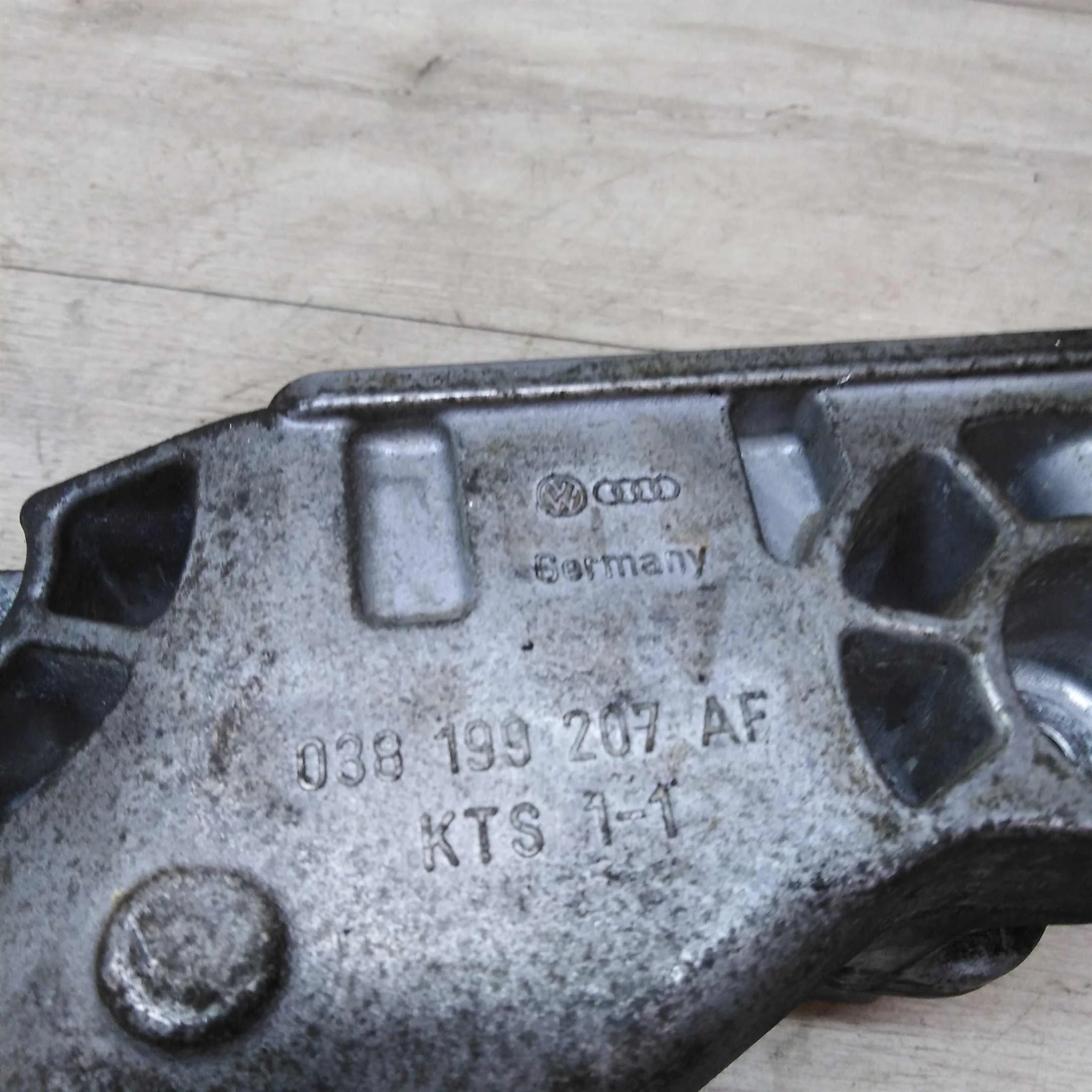 Кронштейн правый крепления двигателя Volkswagen Transporter T5 (арт. 16256)