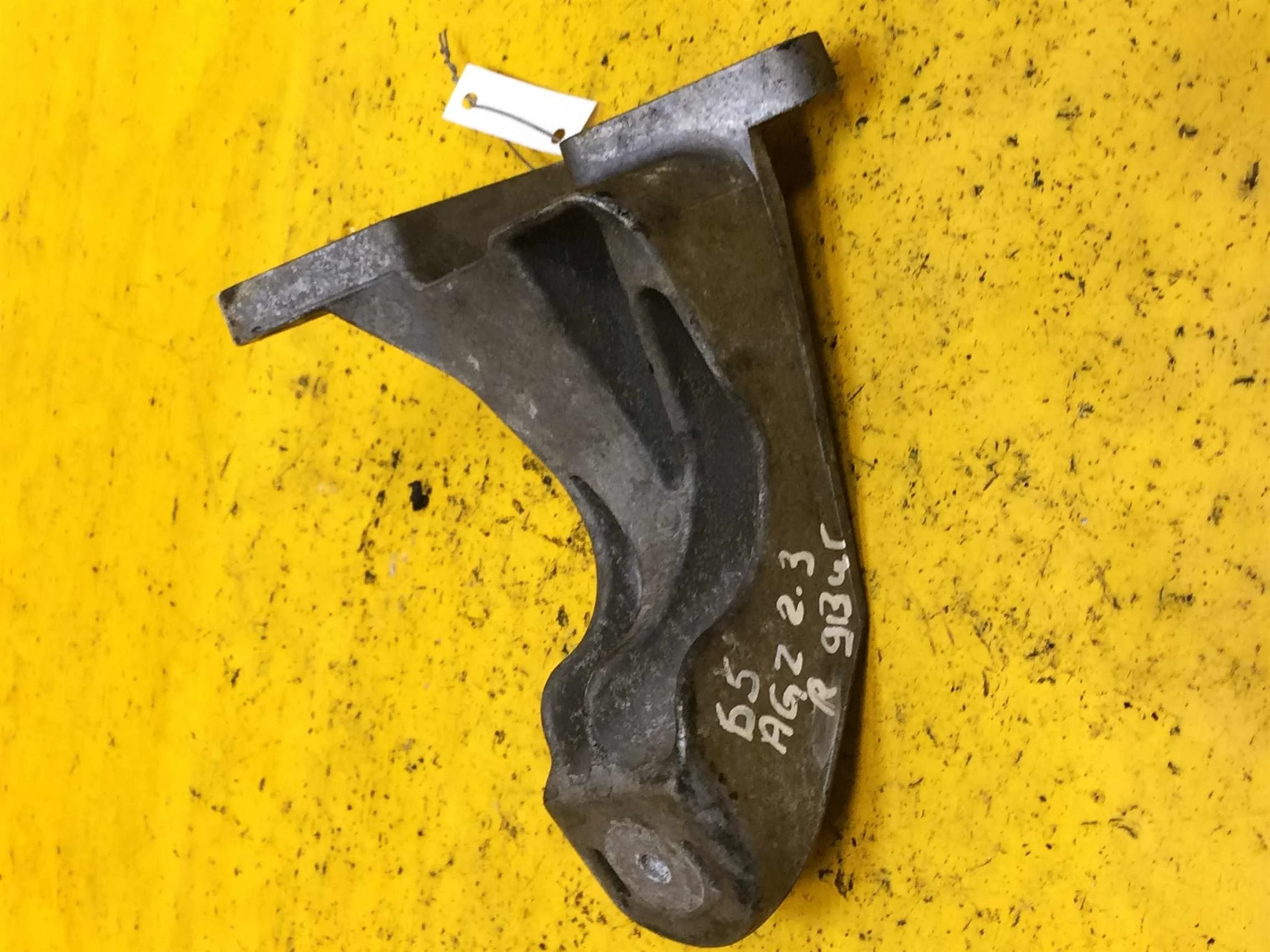 Кронштейн двигателя правый Volkswagen Passat B5 2.3 AGZ (арт. 17454)