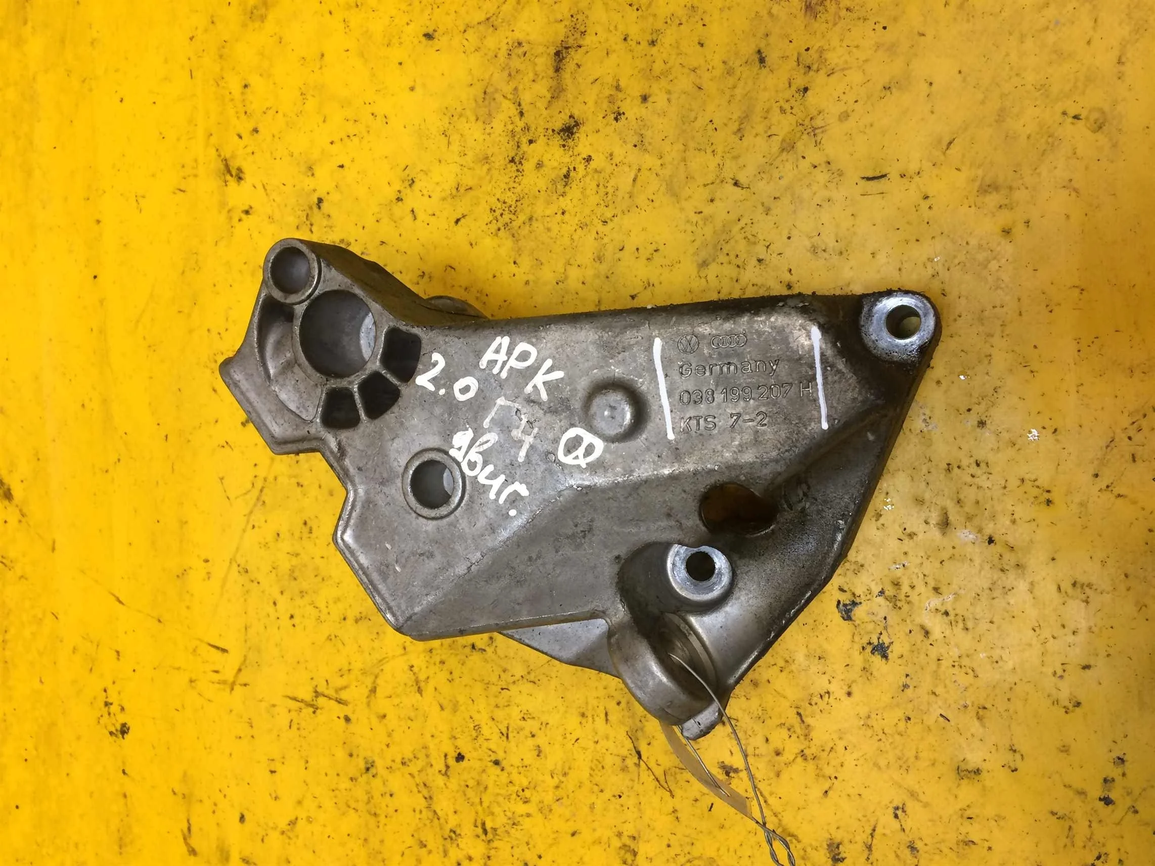 Кронштейн двигателя APK 2.0i Volkswagen Golf 4 (арт. 19069)