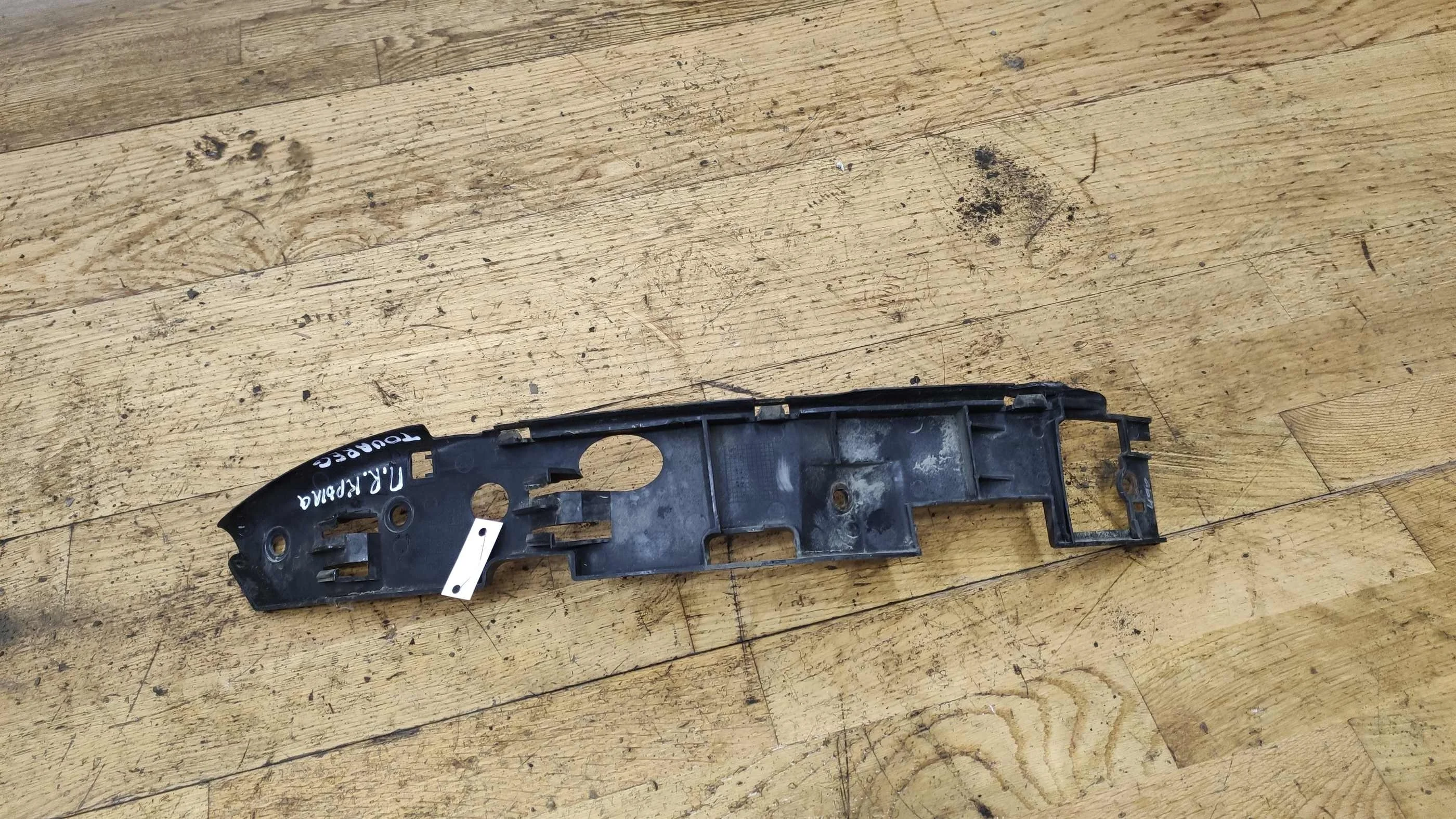 Кронштейн правого крыла Volkswagen touareg (арт. 20012)