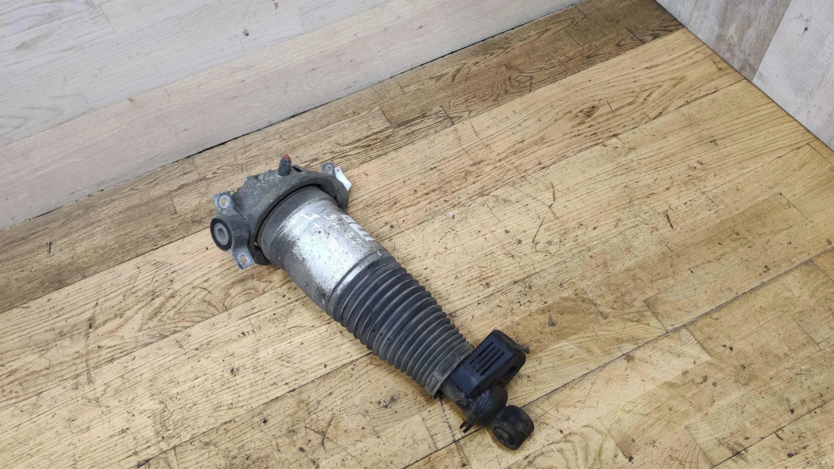 Амортизатор задний Volkswagen touareg (арт. 20438)