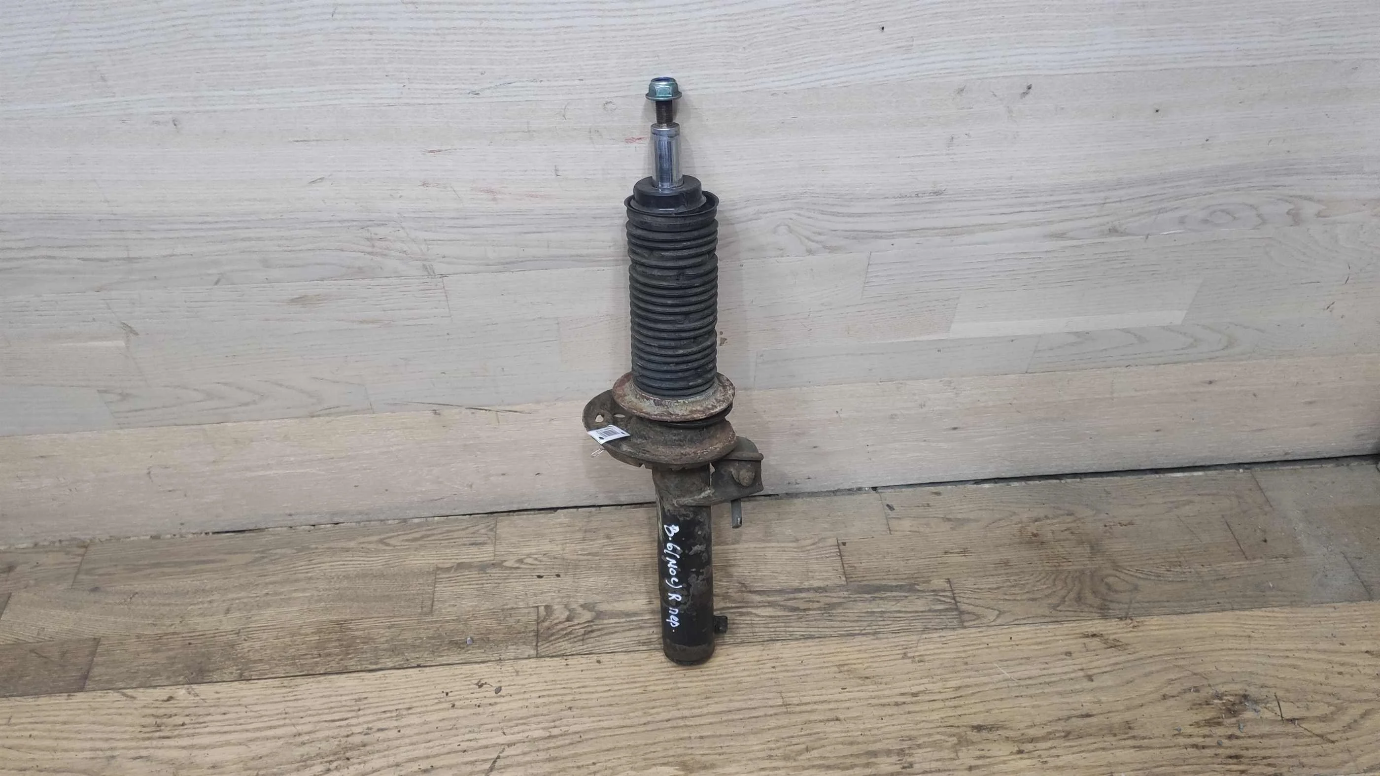 Амортизатор передний правый стойка Volkswagen Passat B6 (арт. 20829)