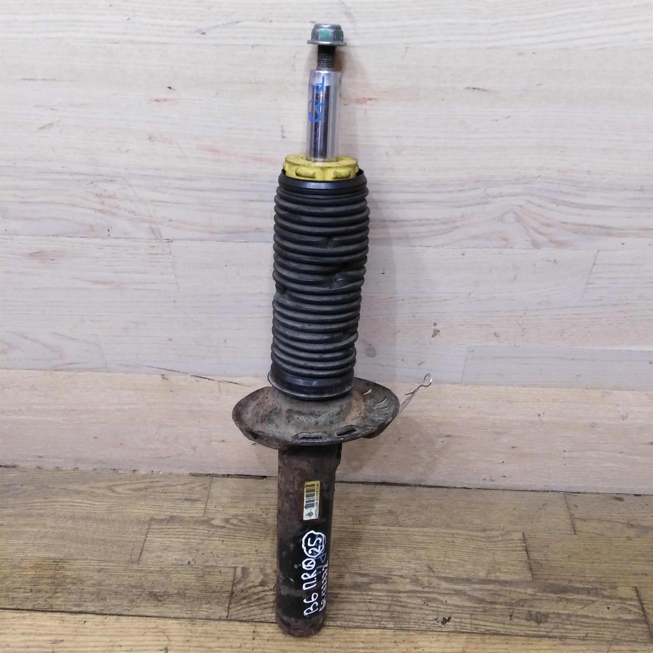 Амортизатор передний стойка Volkswagen Passat B6 (арт. 21230)