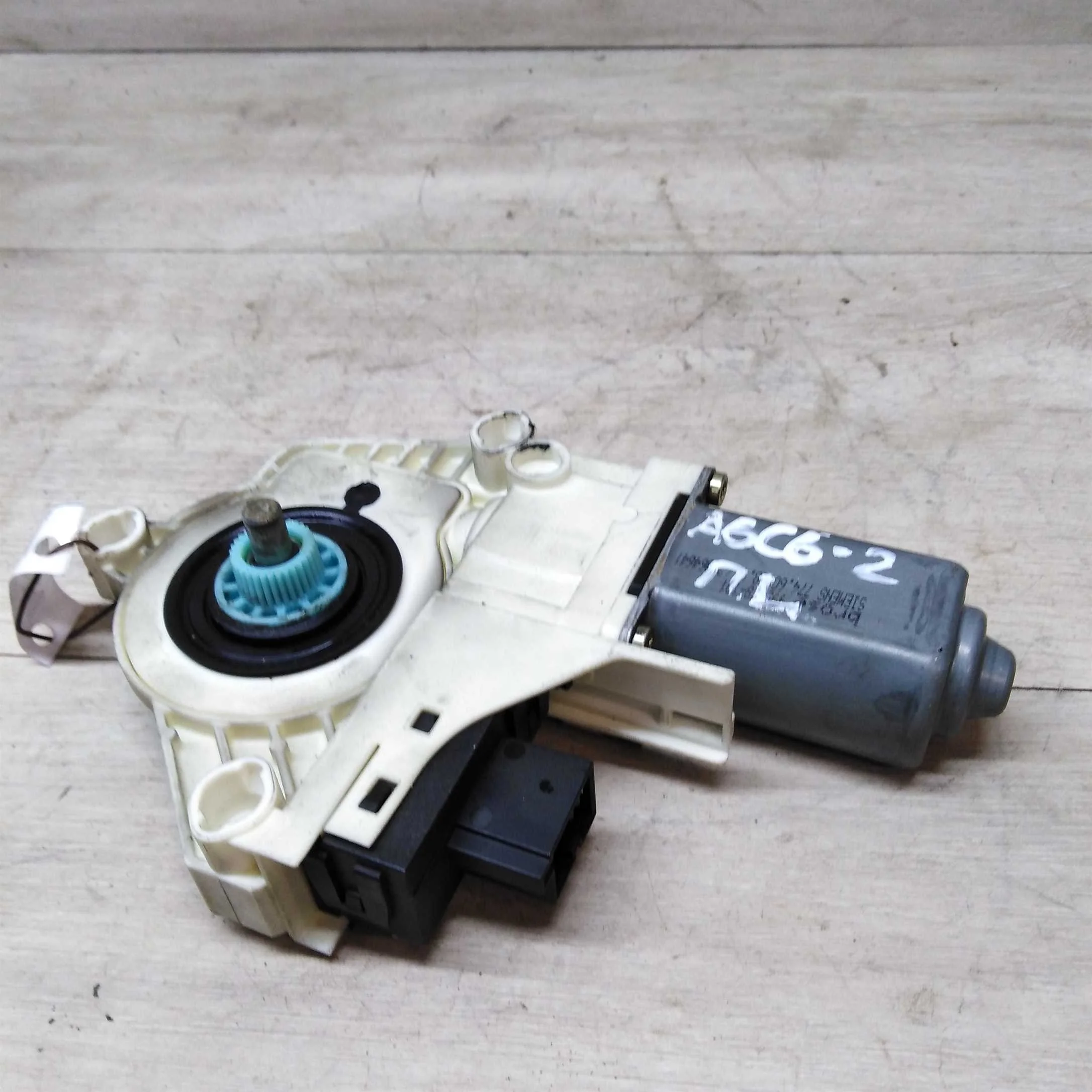 Моторчик стеклоподъемника передний левый Audi A6 C6 (арт. 21327)