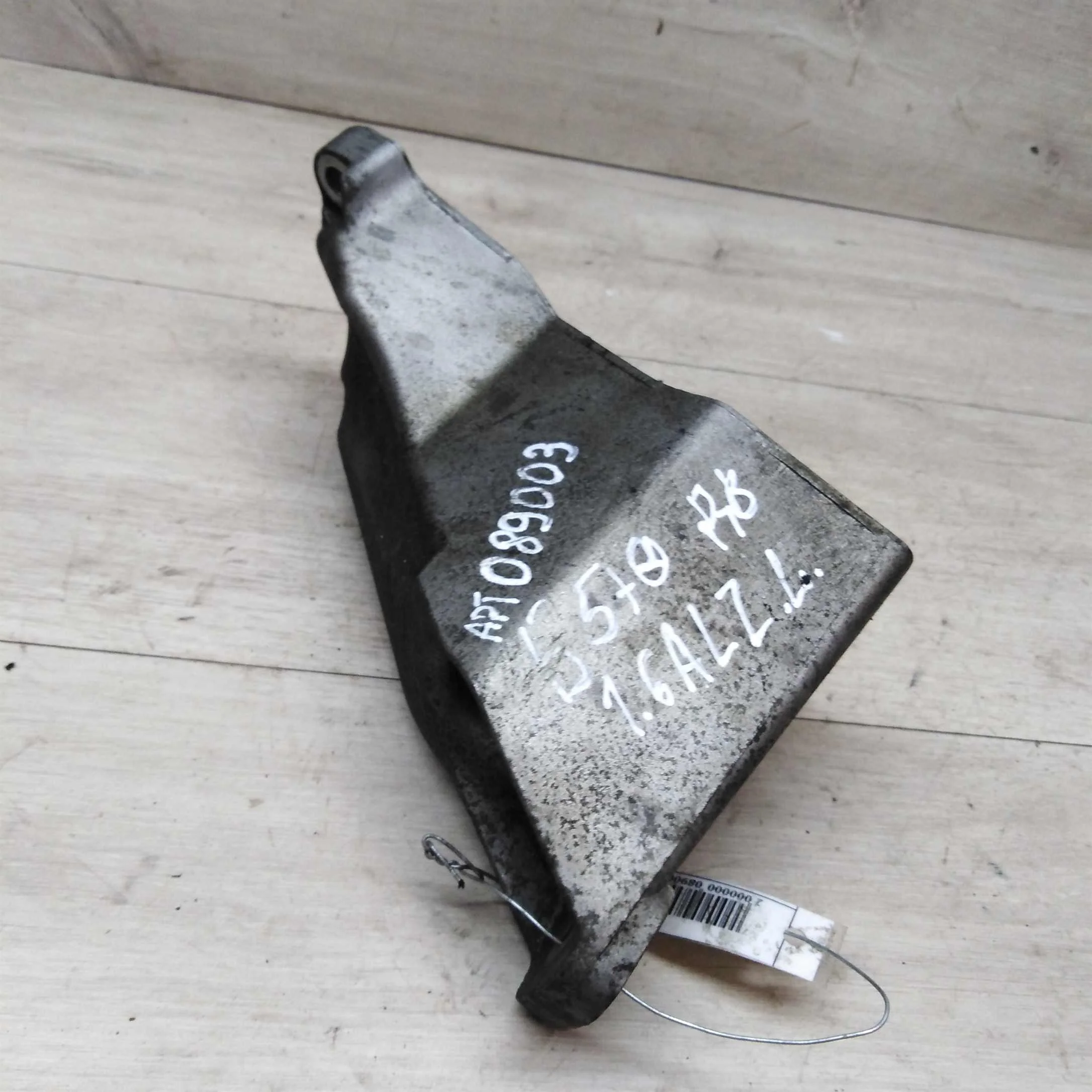 Кронштейн крепления двигателя левый Volkswagen Passat B5 GP 1.6I ALZ (арт. 21927)