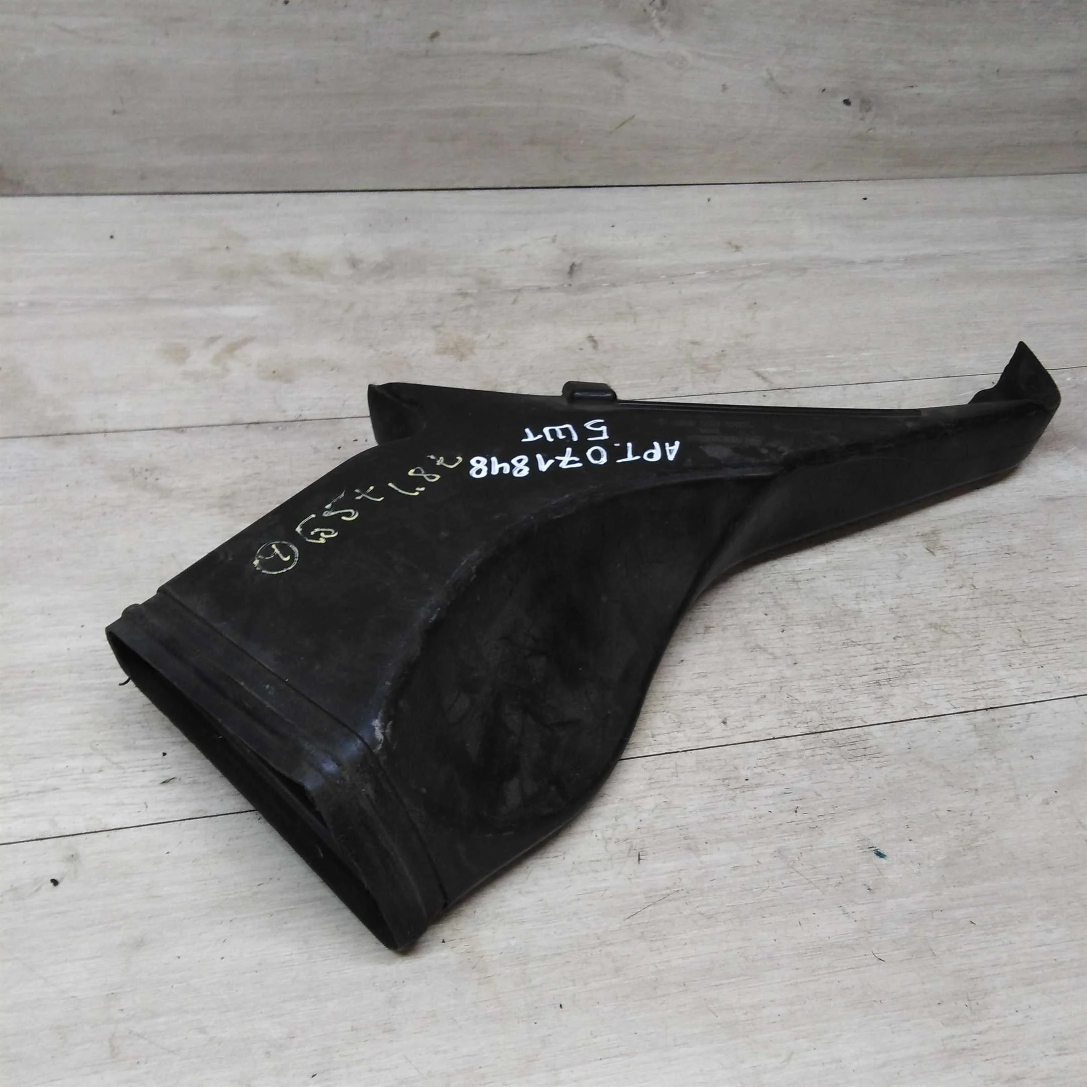 Патрубок забора воздуха Volkswagen Passat B5    (арт. 22070)