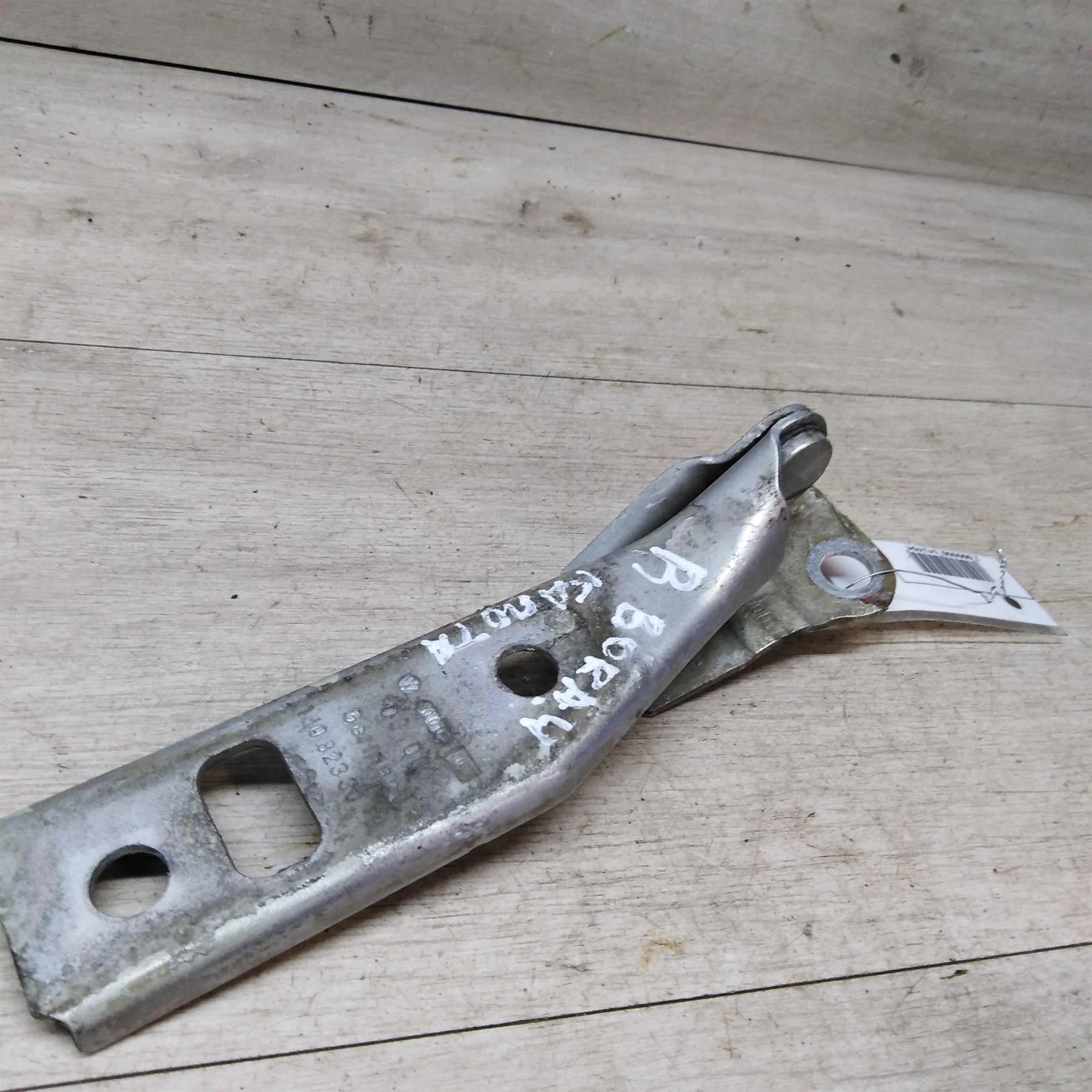 Петля капота правая Volkswagen Bora (арт. 22987)