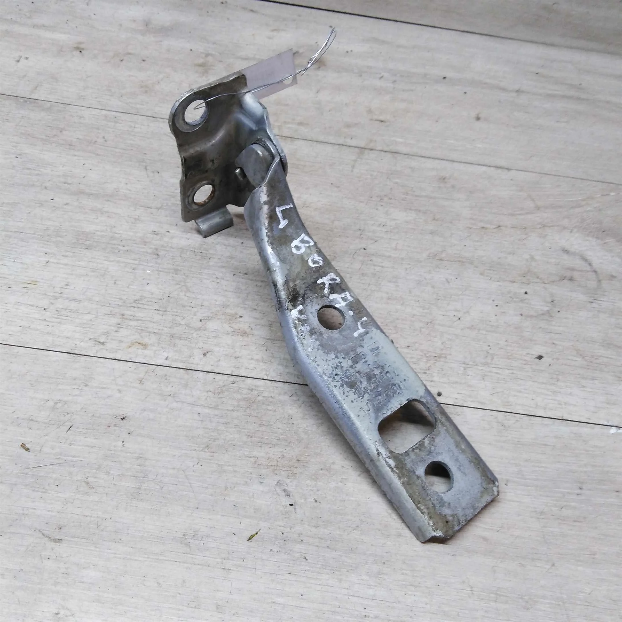 Петля капота левая Volkswagen Bora (арт. 23033)