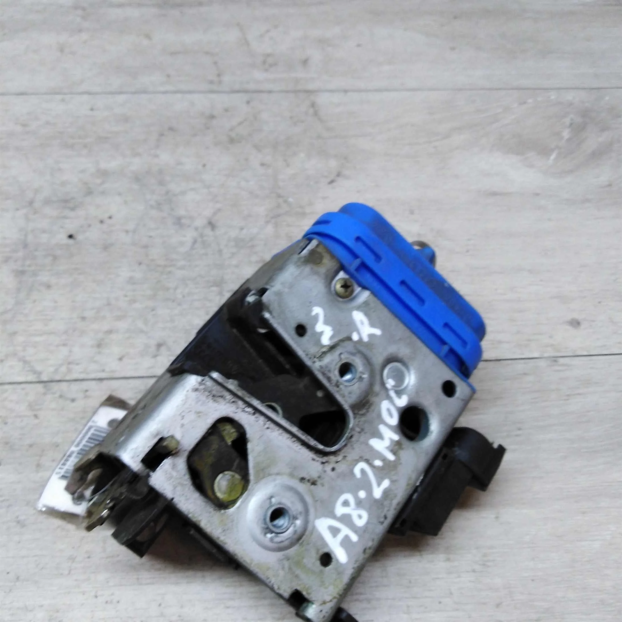 Замок двери задний правый Audi a8 d2 (арт. 25020)