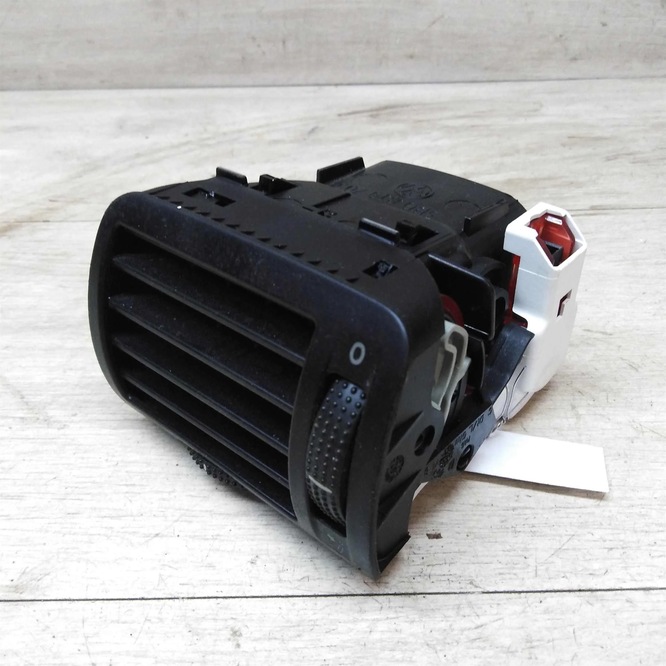 Дефлектор левый обдува салона Volkswagen Passat B5 GP (арт. 27240)