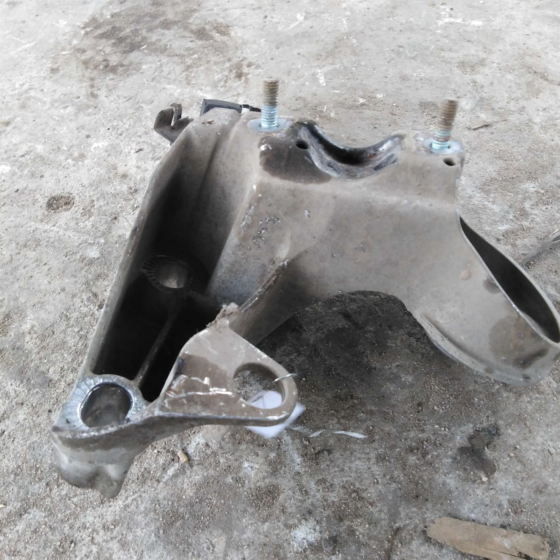 Кронштейн крепления двигателя правый Volkswagen Passat B5 GP (арт. 27511)