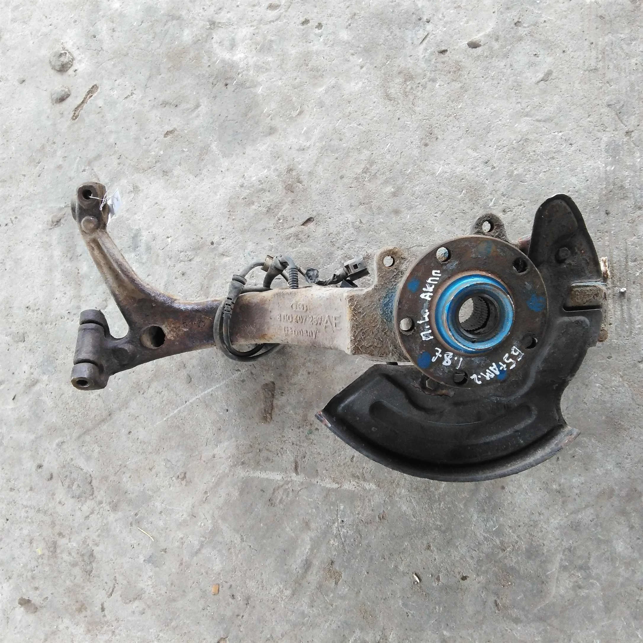 Поворотный кулак левый Volkswagen Passat B5 GP (арт. 27514)