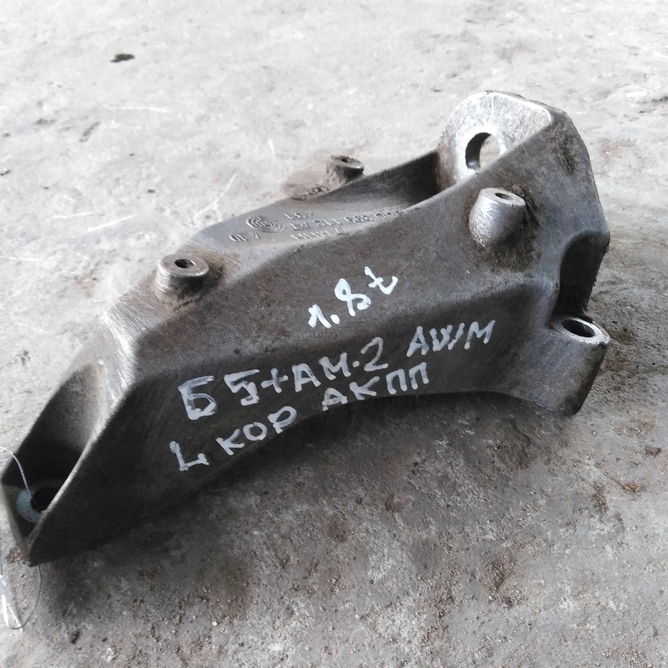 Кронштейн крепления АКПП левый Volkswagen Passat B5 GP (арт. 27519)