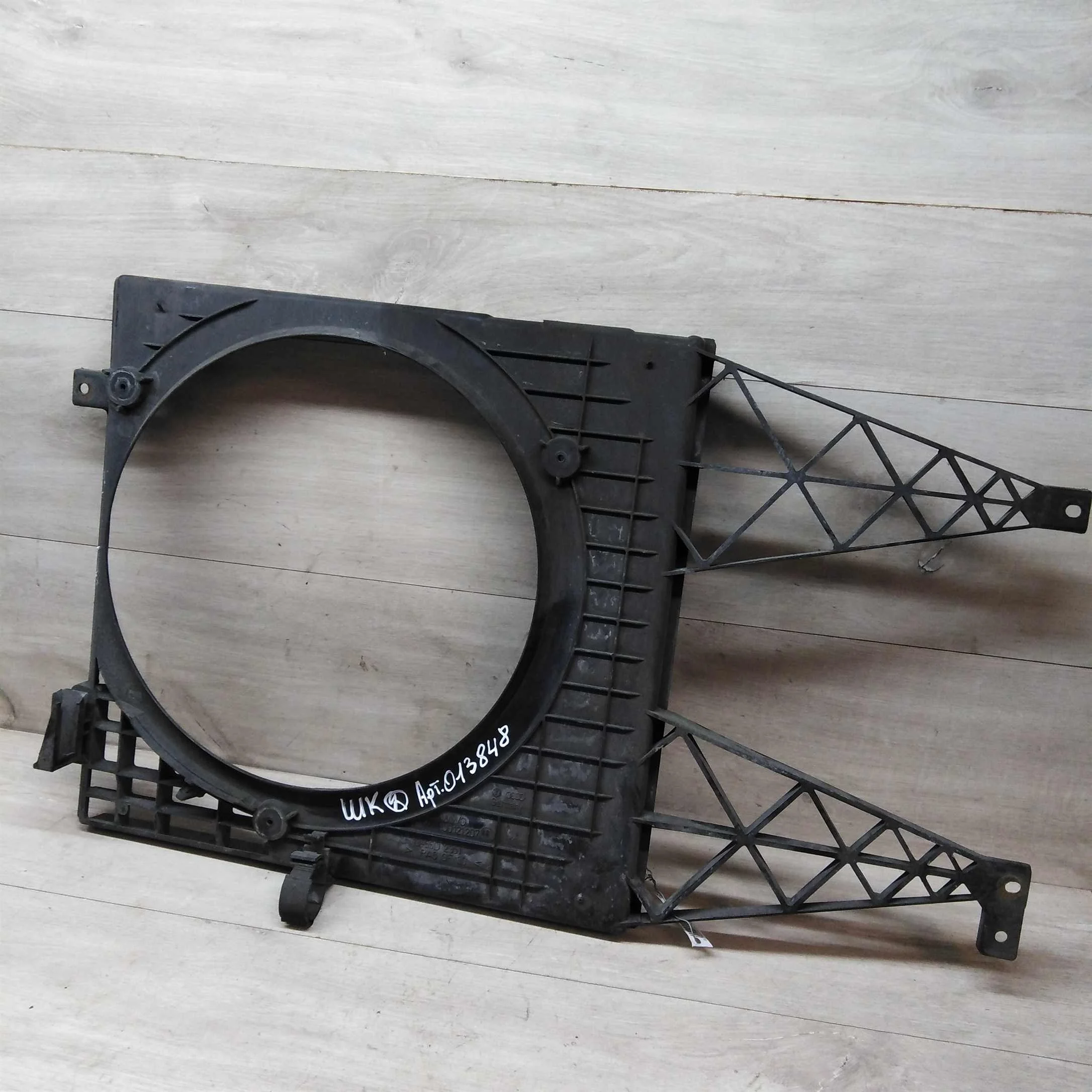 Диффузор вентилятора охлаждения Volkswagen Golf 4 (арт. 27916)