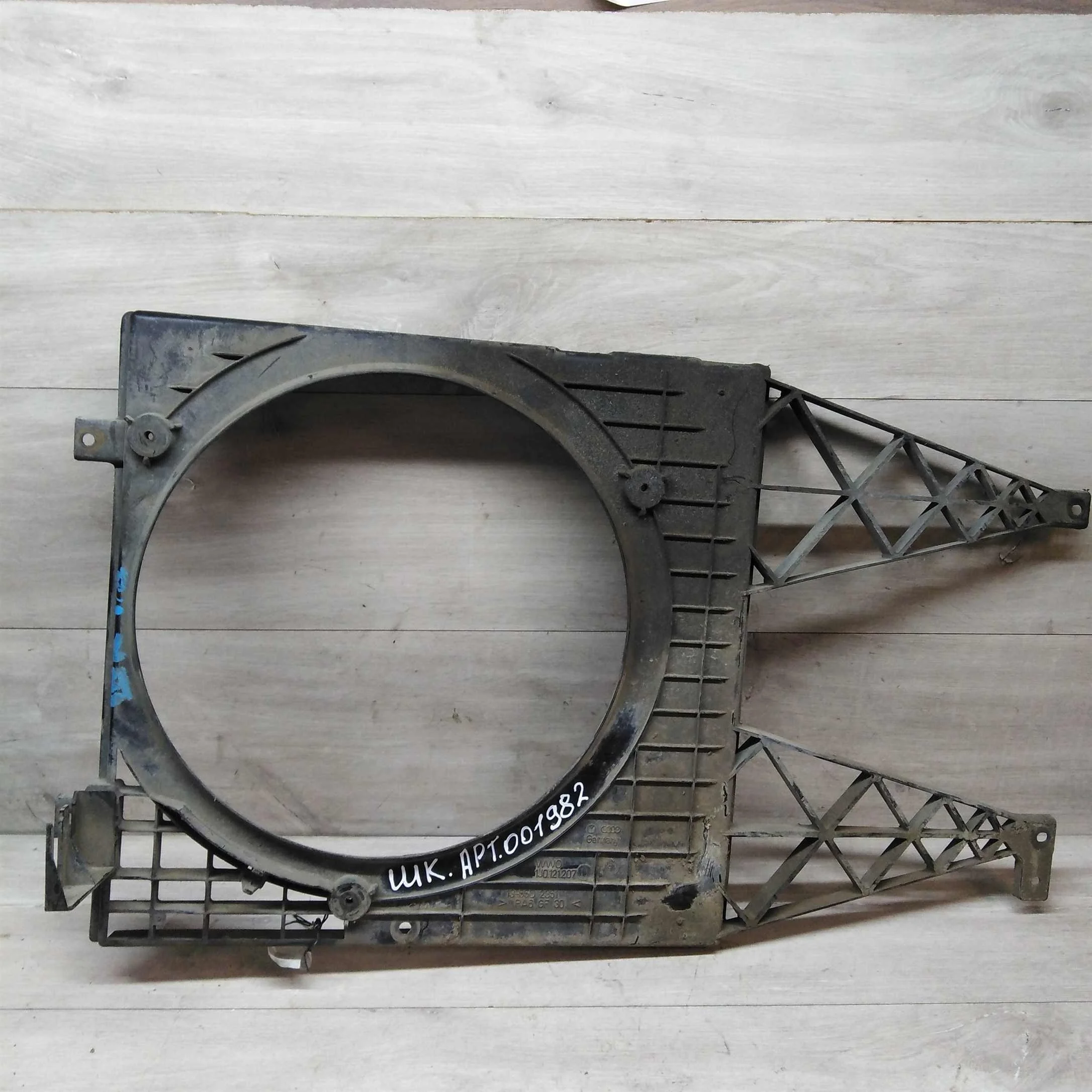 Диффузор вентилятора охлаждения Volkswagen Golf 4 (арт. 28031)