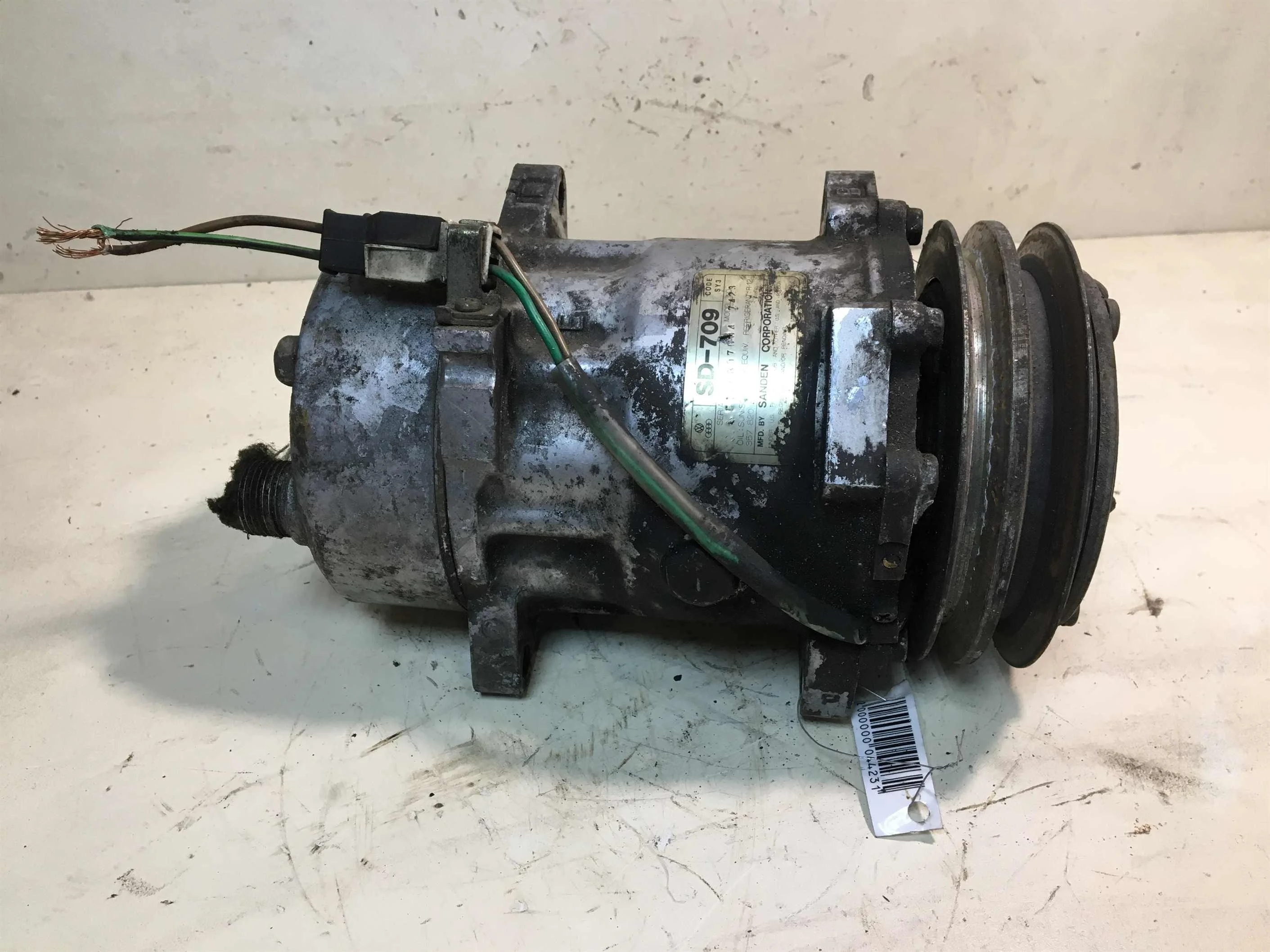 Компрессор кондиционера Volkswagen Passat B4 (арт. 28205)