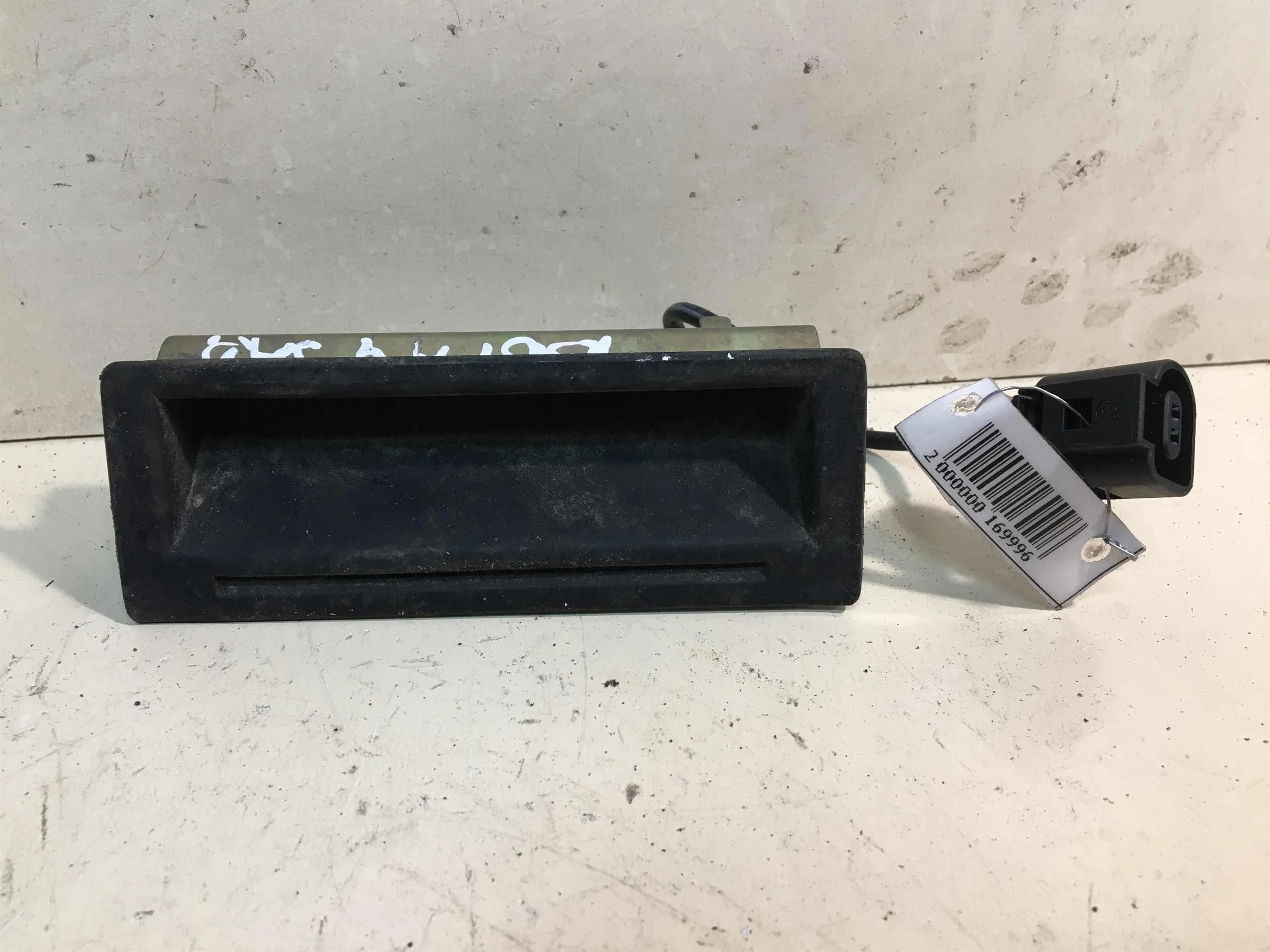 Ручка микрик кнопка открывания багажника Volkswagen Golf 4 (арт. 28366)