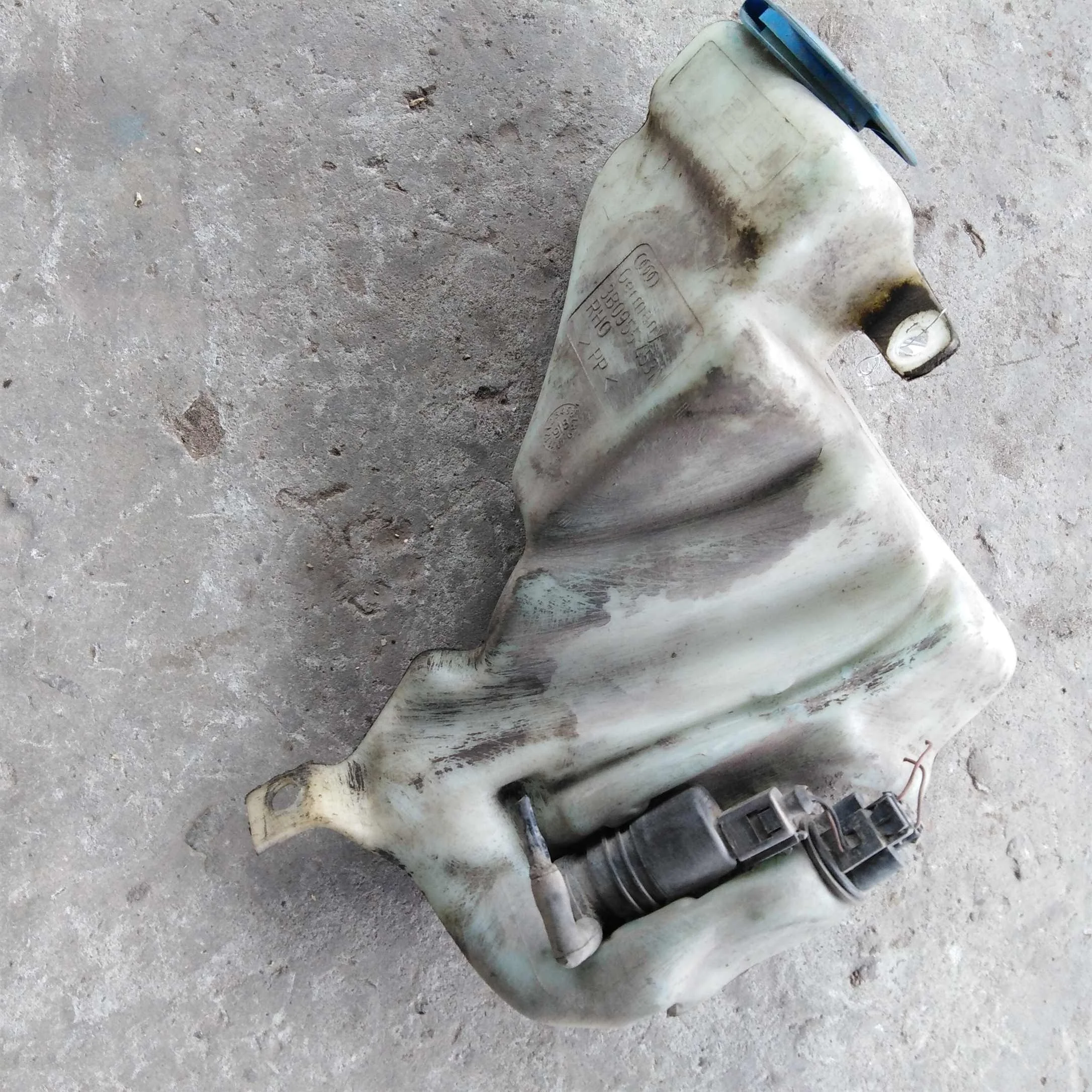 Бачок омывателя дефект Volkswagen Passat B5 (арт. 28419)