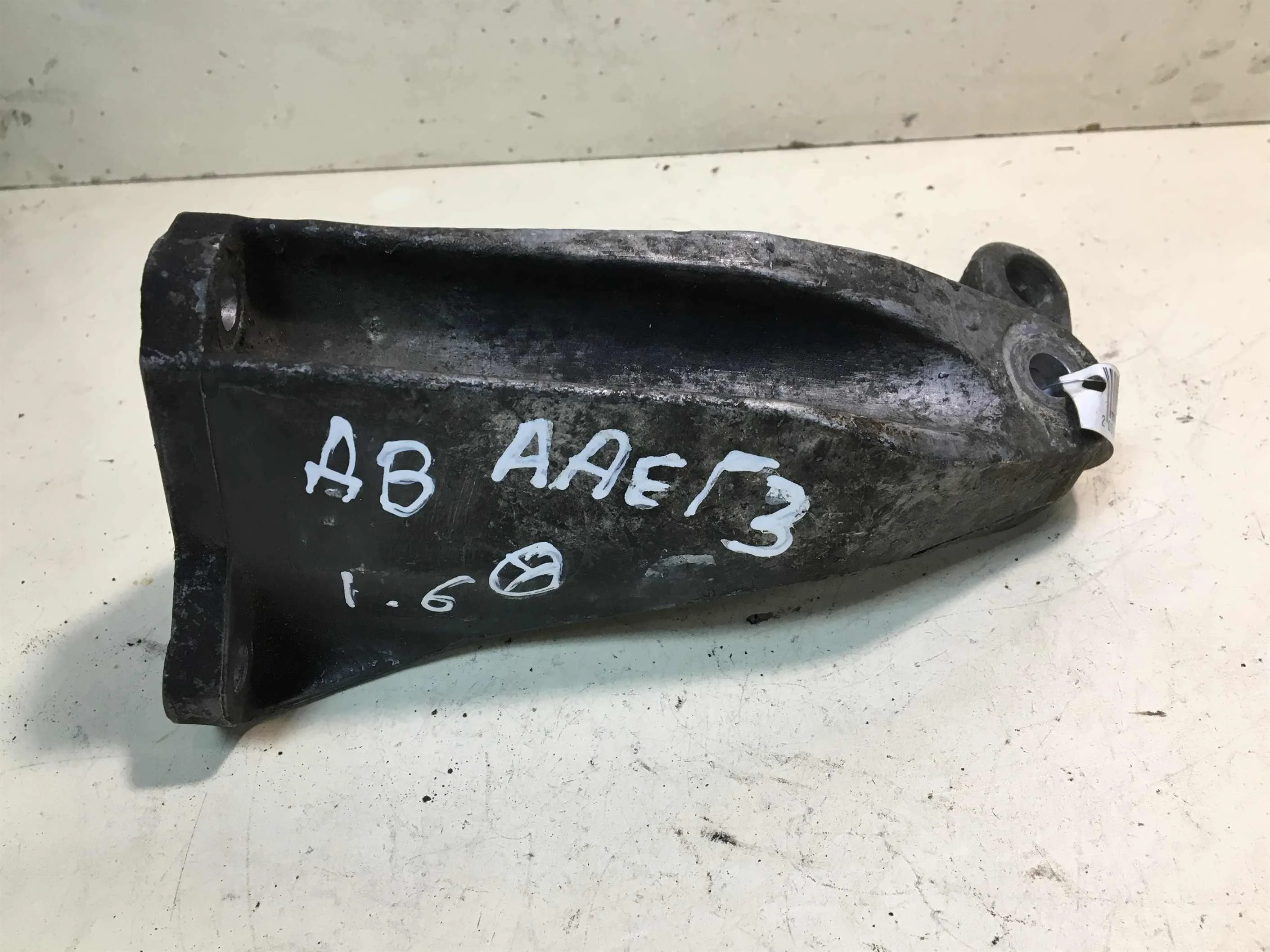 Кронштейн крепления двигателя 1.6 AEE Volkswagen Golf 3 (арт. 28512)