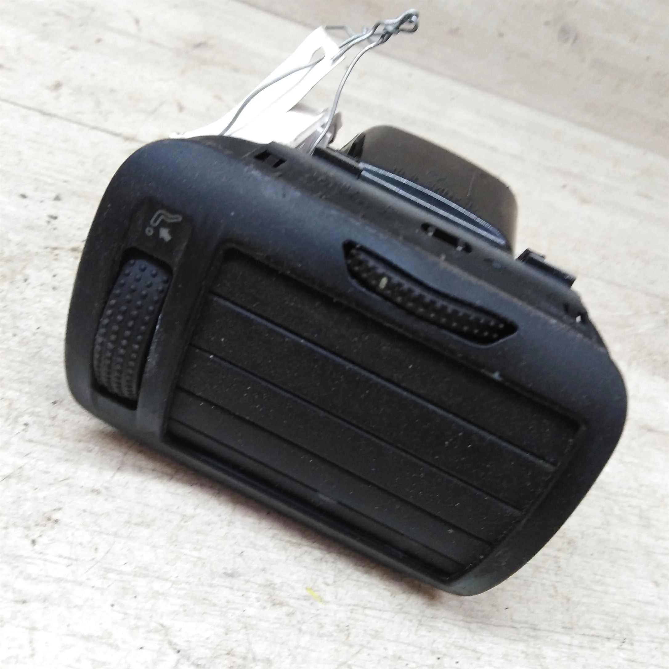 Дефлектор обдува салона левый Volkswagen Passat B5  б/у  (арт. 28608)