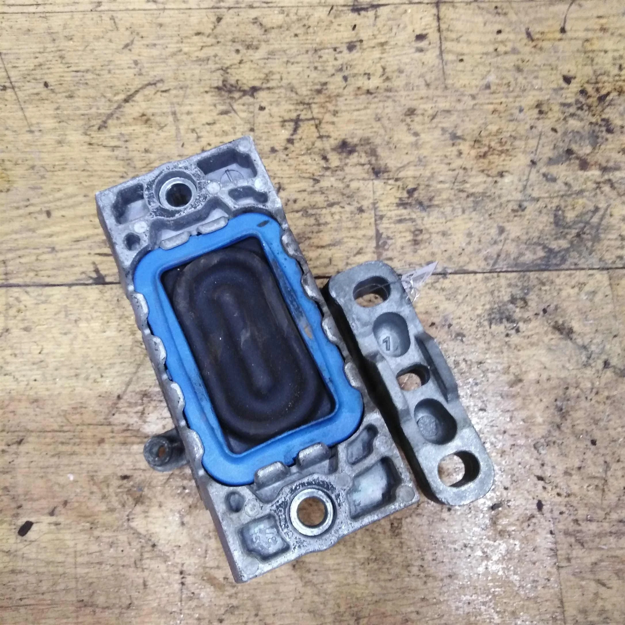 Опора двигателя Volkswagen Passat B6 подушка 2.0 TDI (арт. 30117)