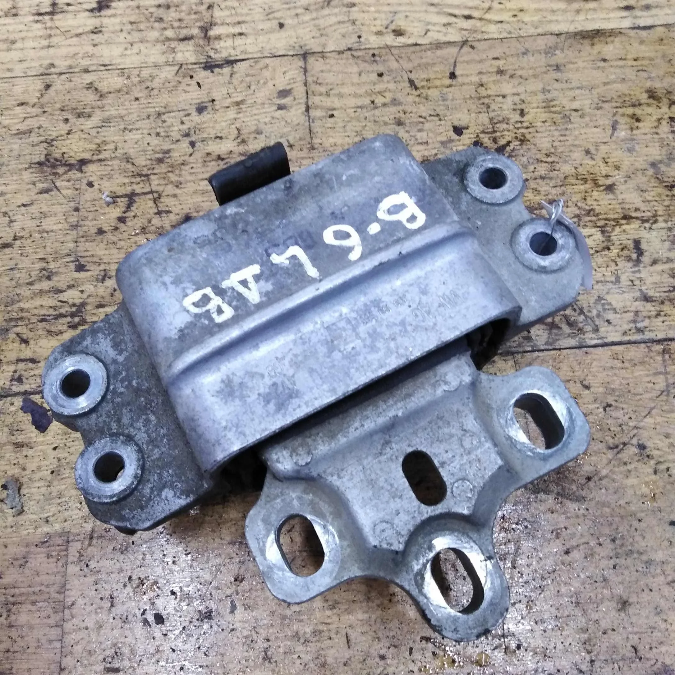 Опора двигателя Volkswagen Passat B6 2.0 TDI подушка (арт. 30346)