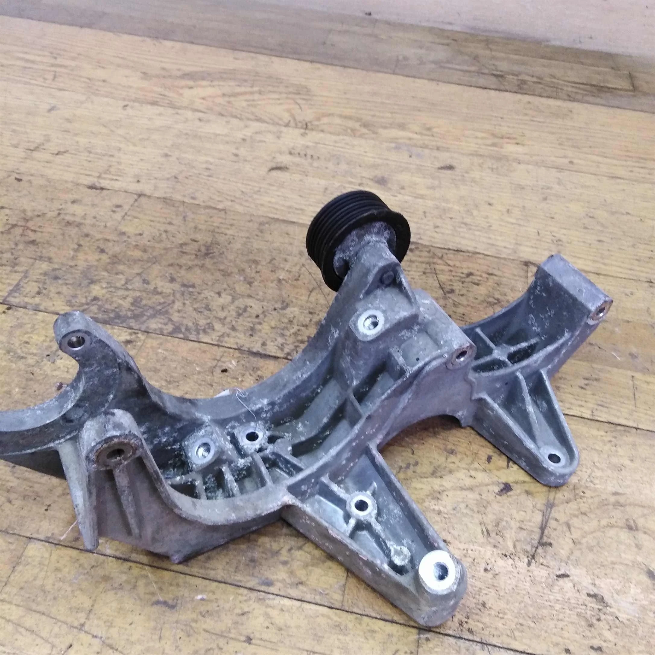 Кронштейн крепления гура компрессора кондиционера Volkswagen touareg рест (арт. 32900)