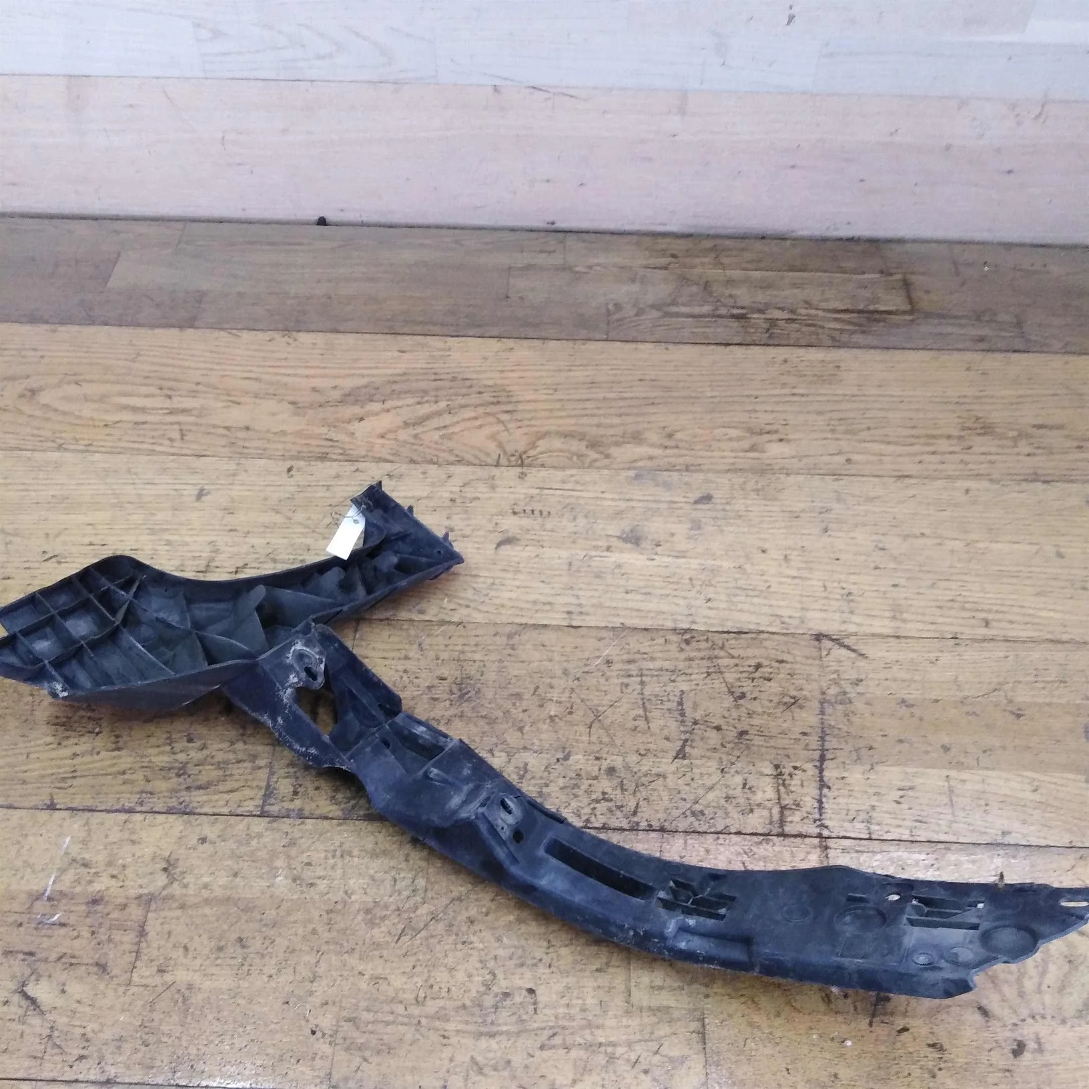 Кронштейн крепления бампера передний правый Volkswagen touareg рест (арт. 32915)