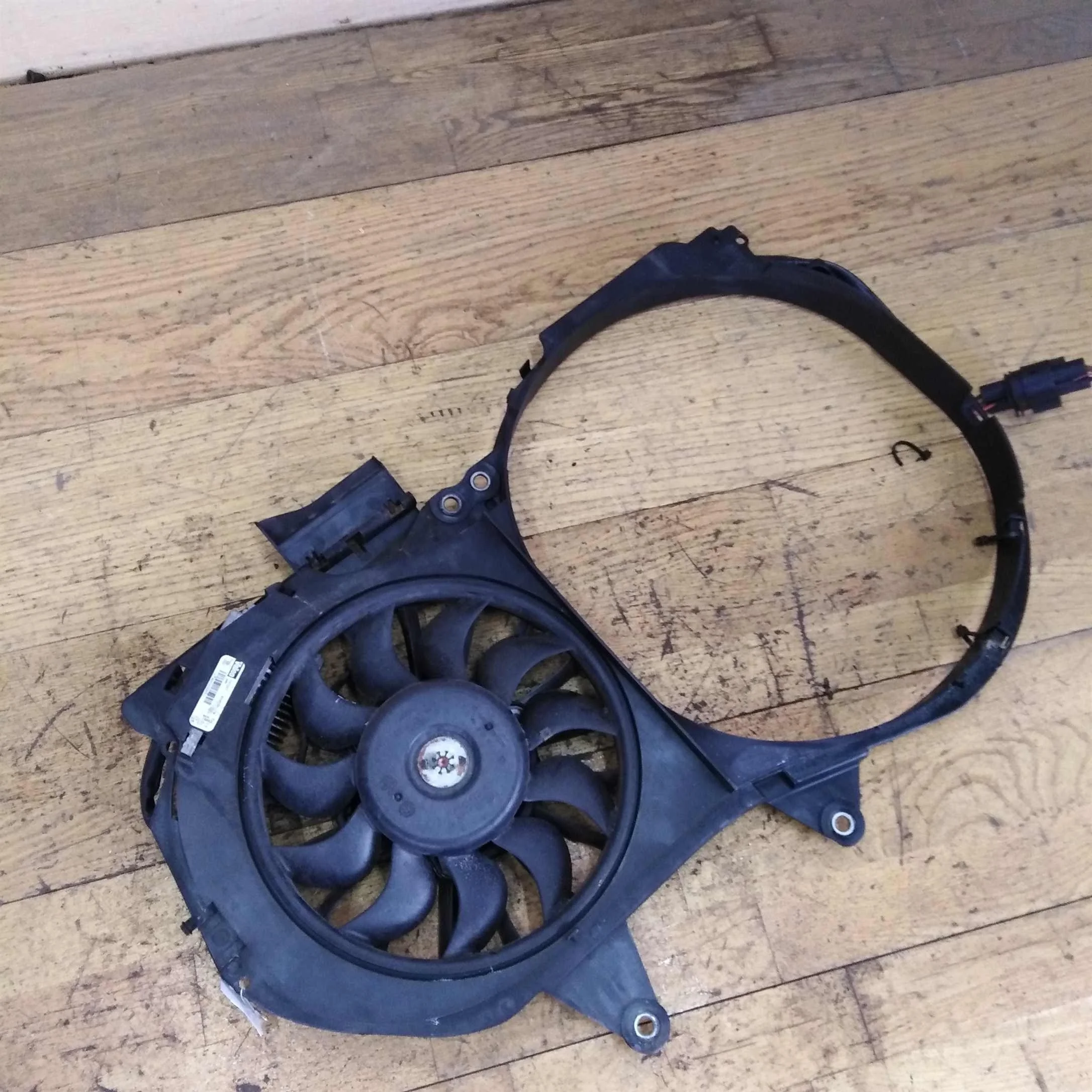 Вентилятор охлаждения Audi A4 B6 8e 2.5 TDI  (арт. 33064)