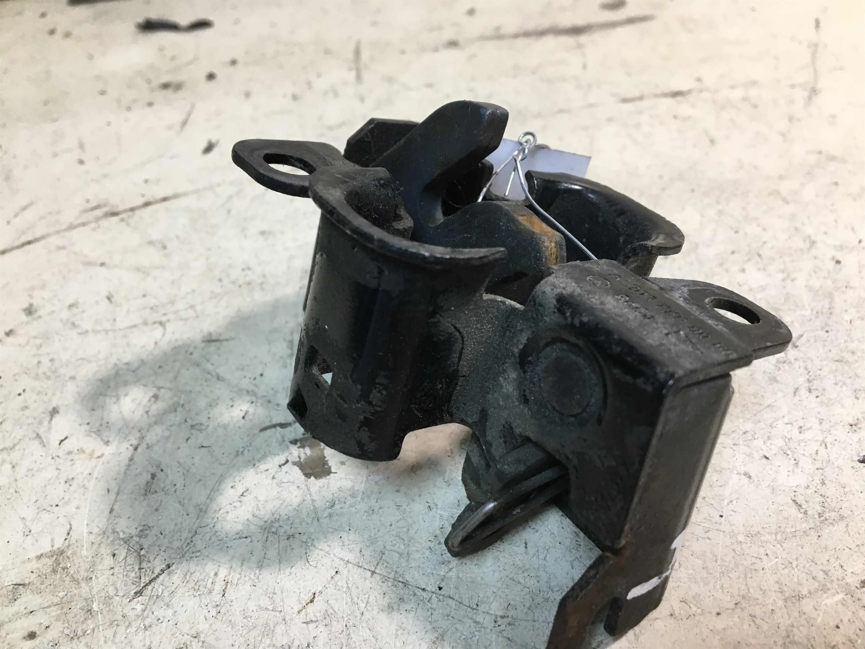 Фиксатор замка капота Mercedes W203 до рест (арт. 33764)