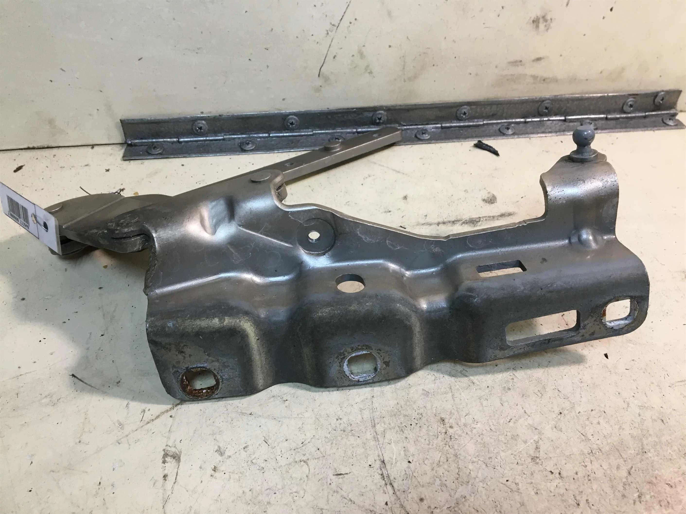 Петля капота левая Mercedes W203  (арт. 33767)