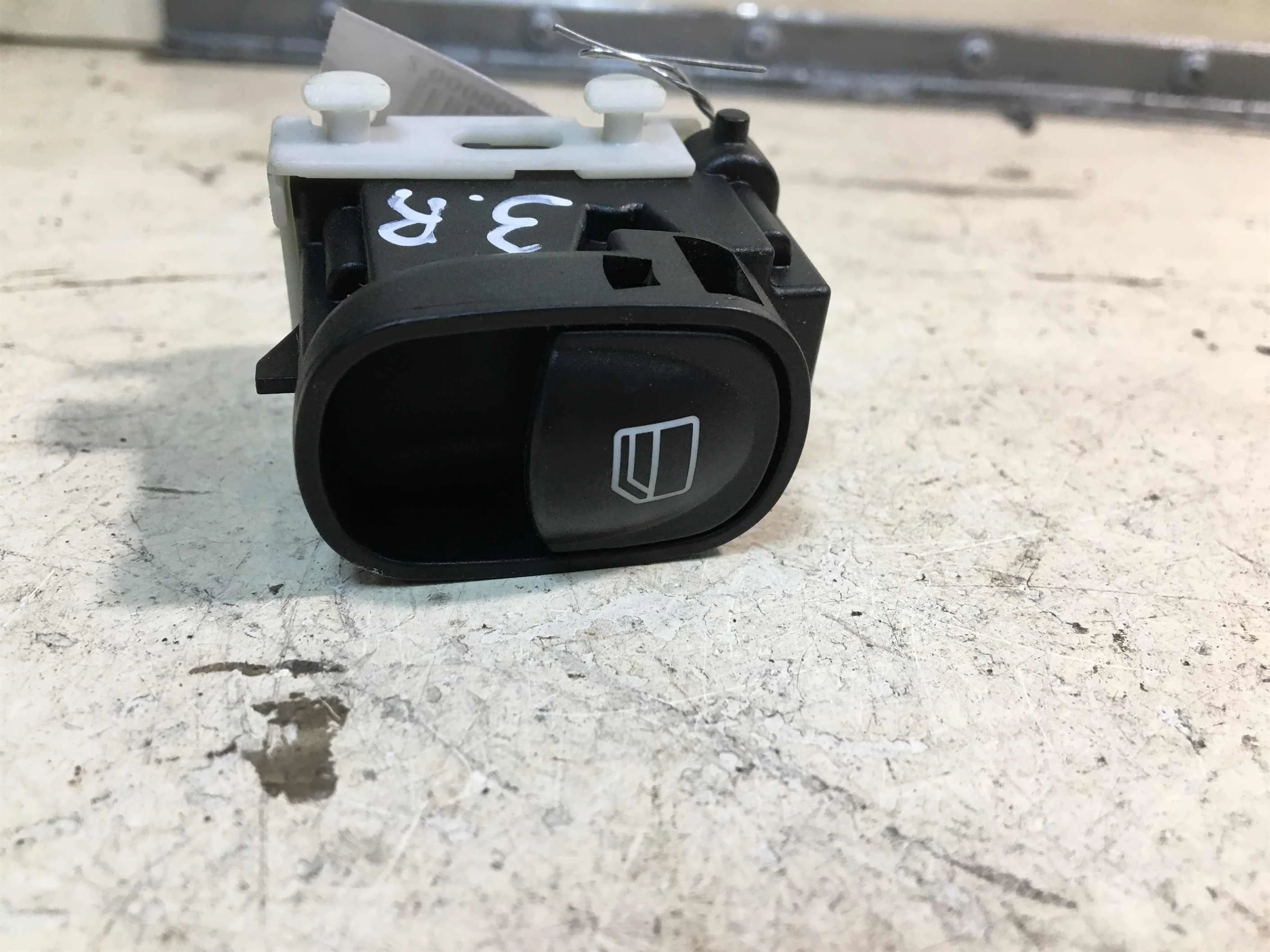 Кнопка управления стеклоподъёмника Mercedes W203 до рест (арт. 33768)