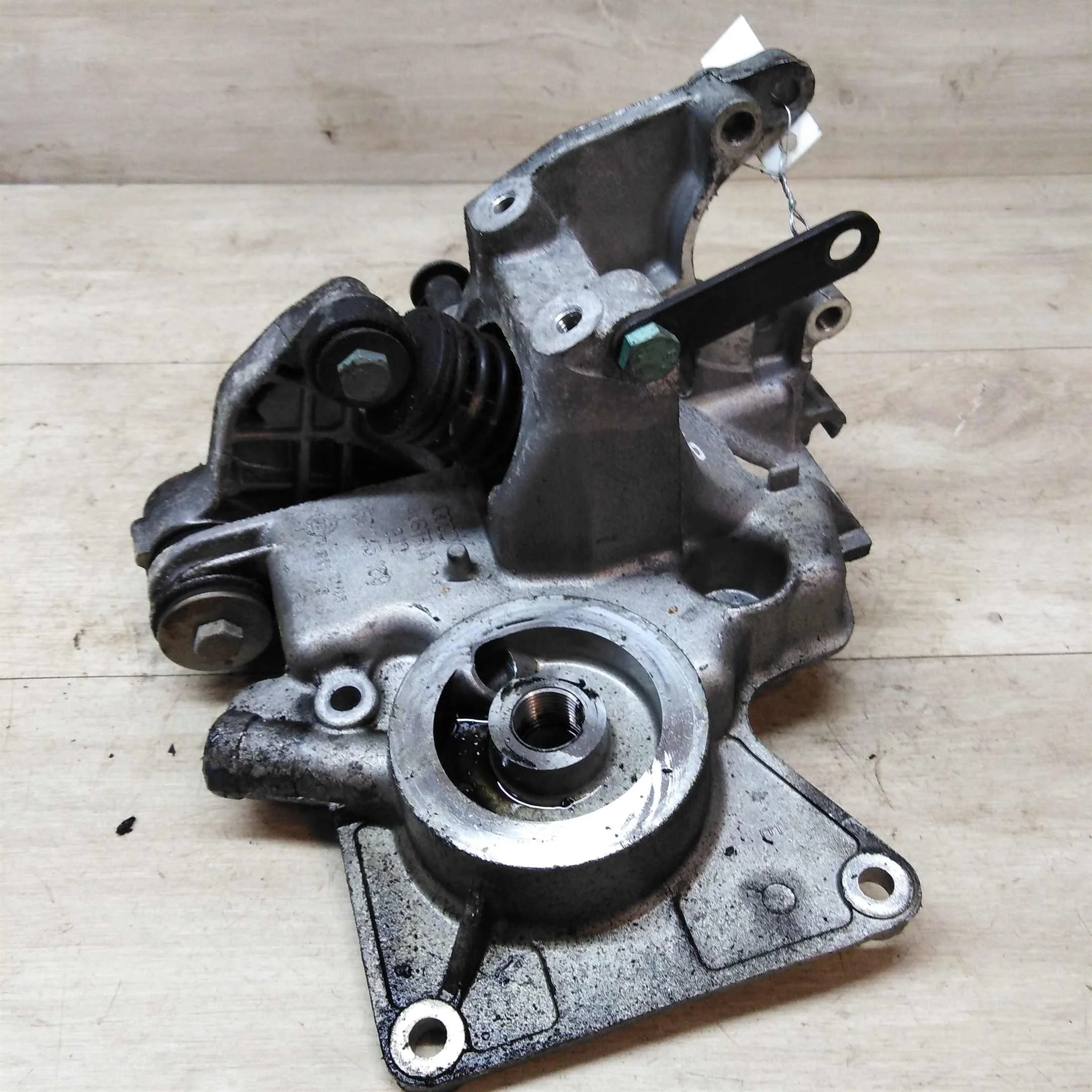 Кронштейн гура кондиционера натяжитель ремня Audi A4 B6 8e 2.5 tdi  (арт. 33860)