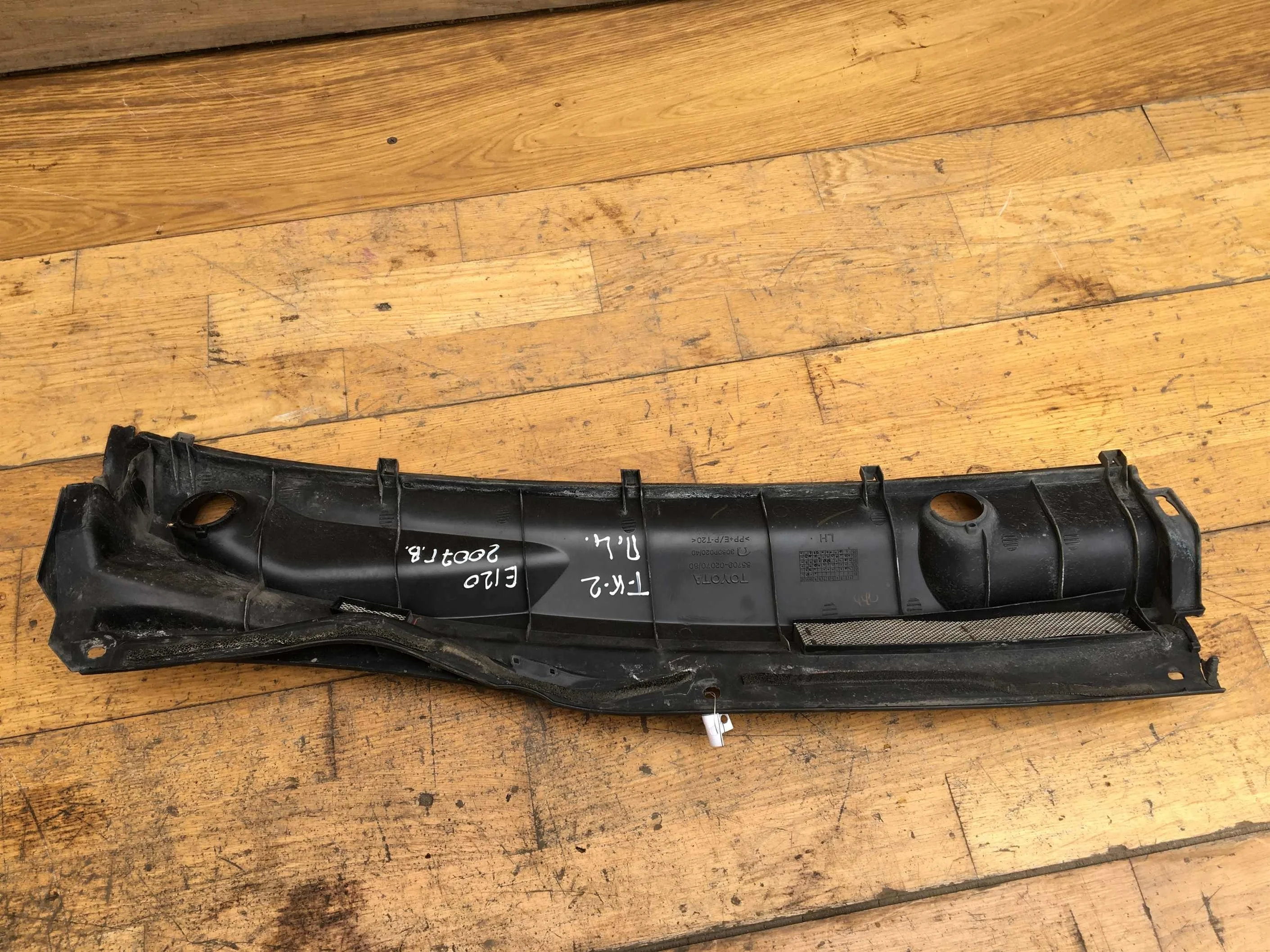 Водоотводящий щиток жабо левое Toyota corolla IX е120, е130 рест хэтчбек (арт. 37603)