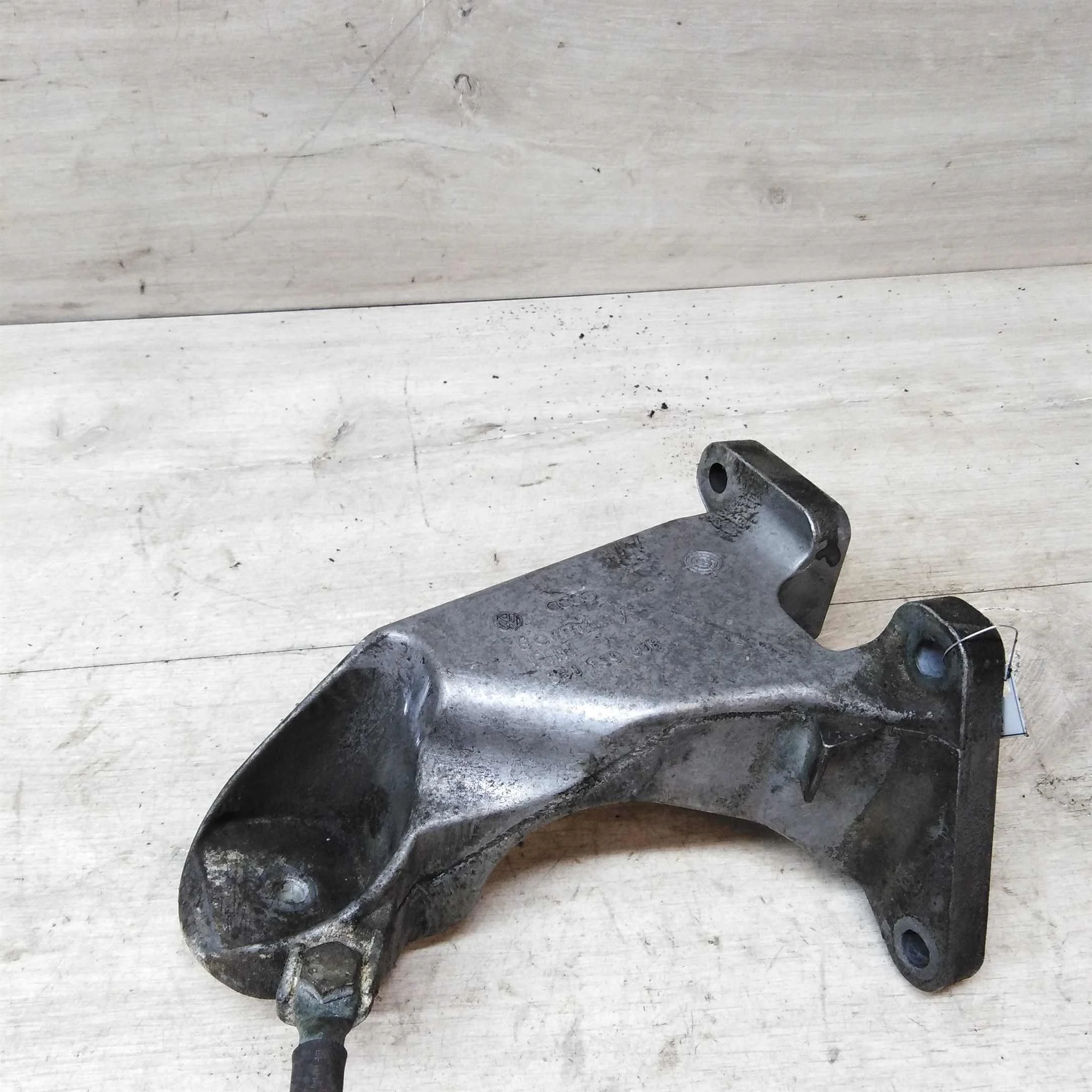 Кронштейн крепления двигателя Volkswagen Passat B5 2.3 agz  (арт. 38380)