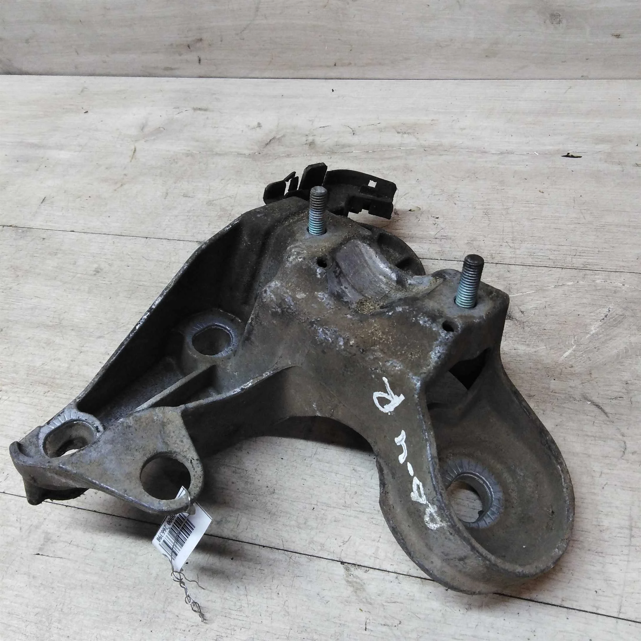 Кронштейн двигателя правый Volkswagen Passat B5 (GP) Audi A6 C5 Audi A4 B5 (арт. 38818)